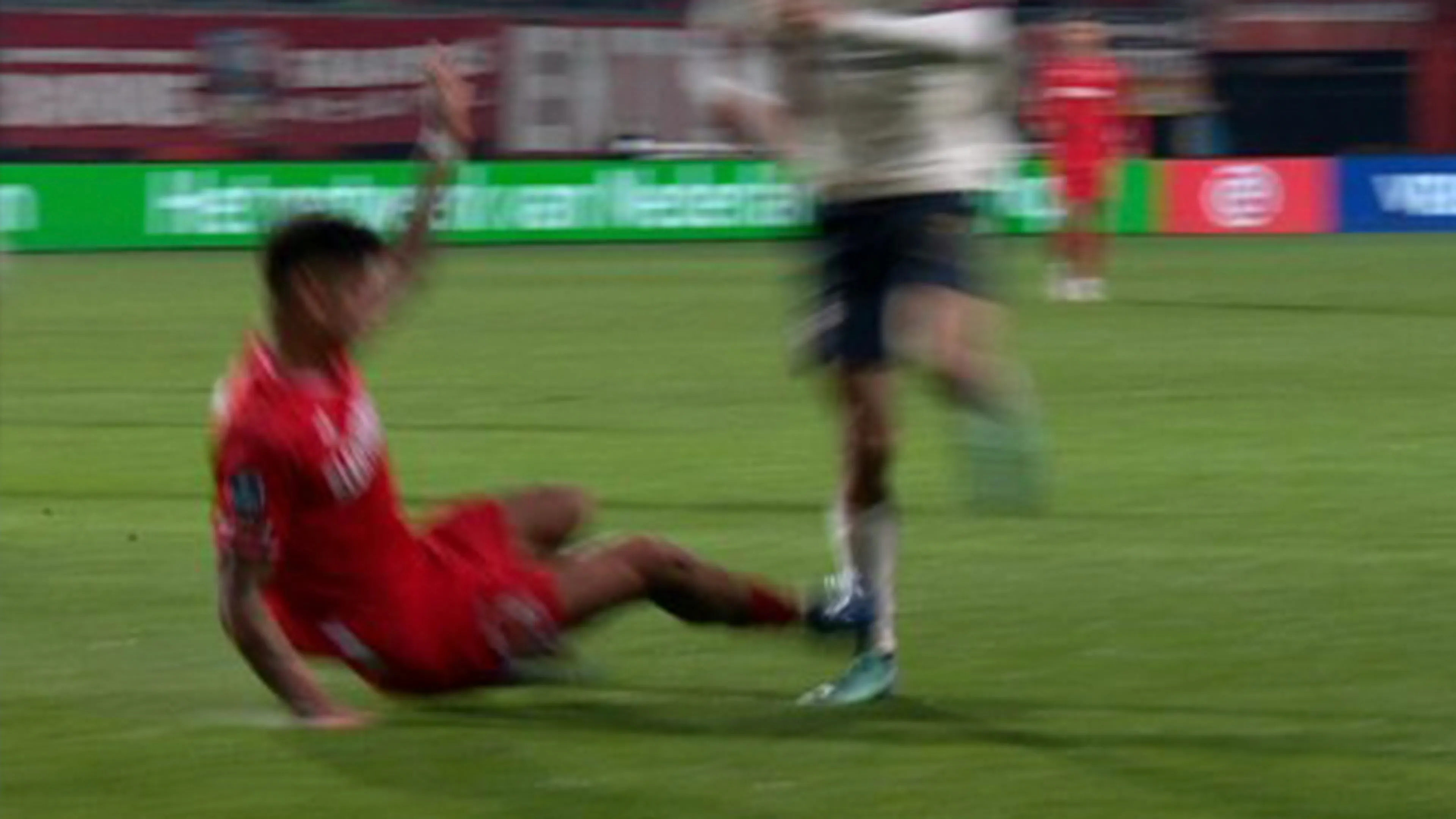 FC Twente met tien man verder tegen PSV na VAR-ingreep: rood Hilgers