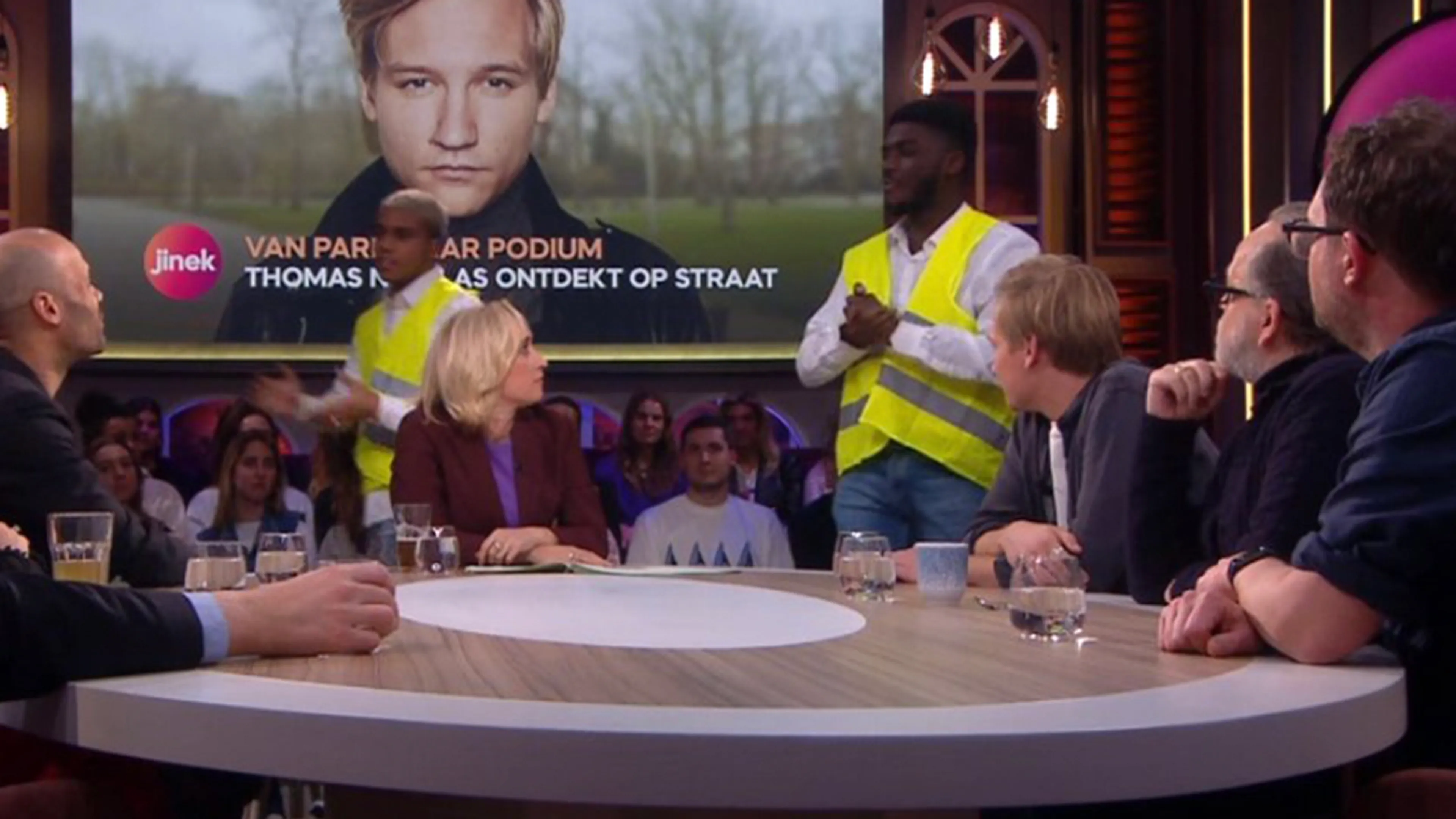 Video: Tweetal in publiek bij Jinek onderbreekt uitzending voor protest tegen WK Qatar