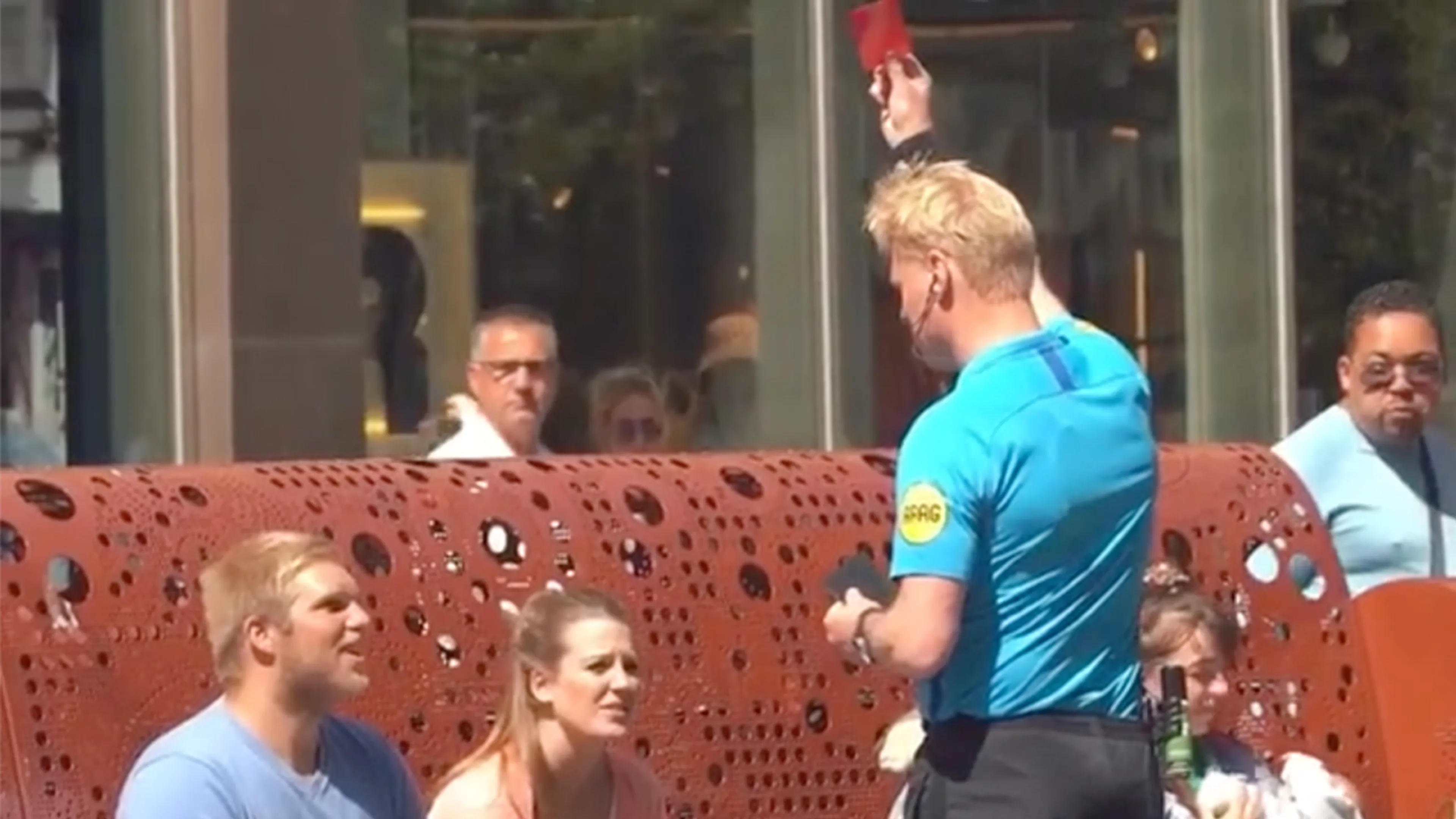 Blom deelt rode kaarten uit in winkelcentrum: 'Dit is geen anderhalve meter!'