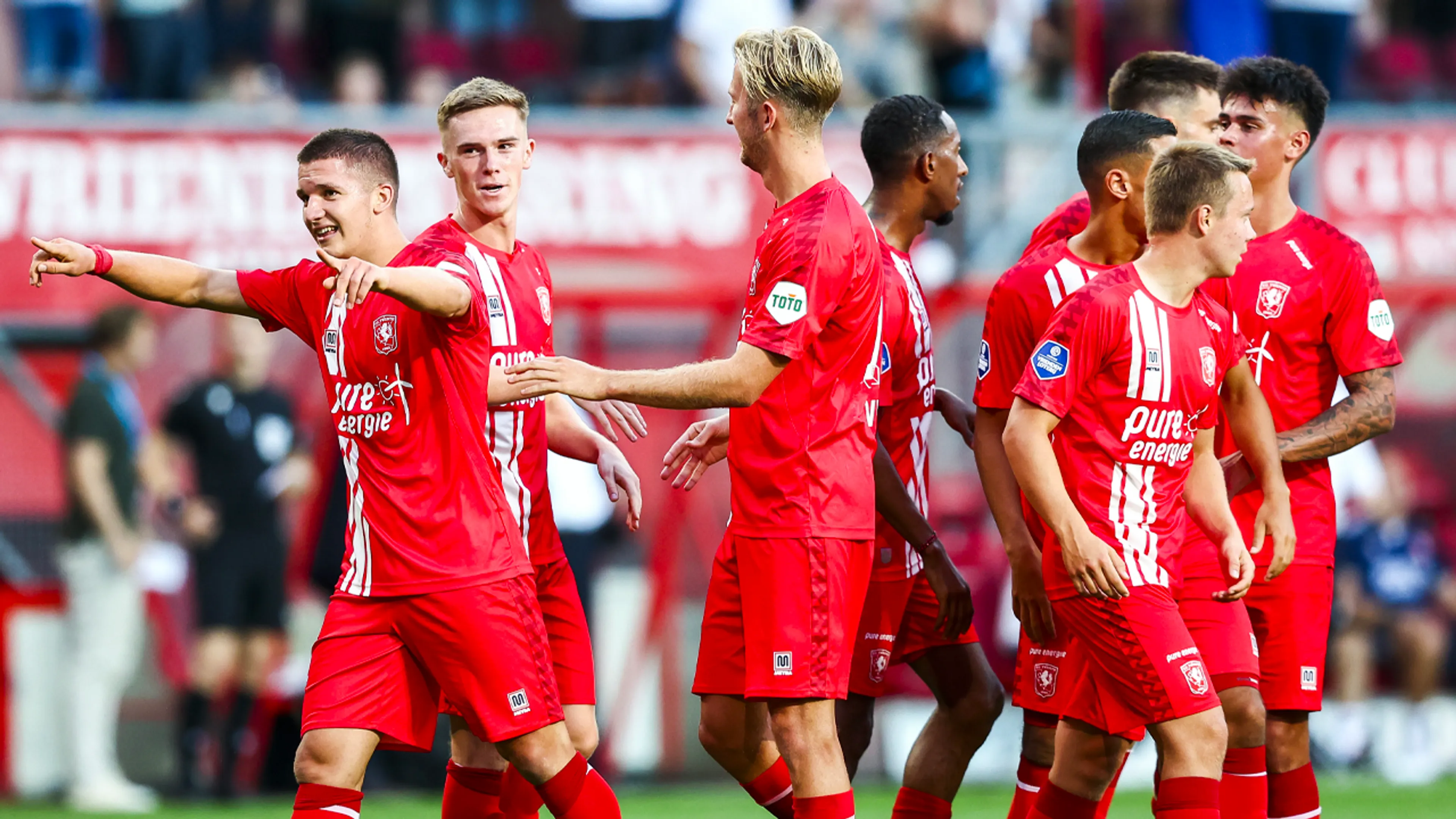 FC Twente verslaat FK Cukaricki en plaatst zich voor play-offs Conference League