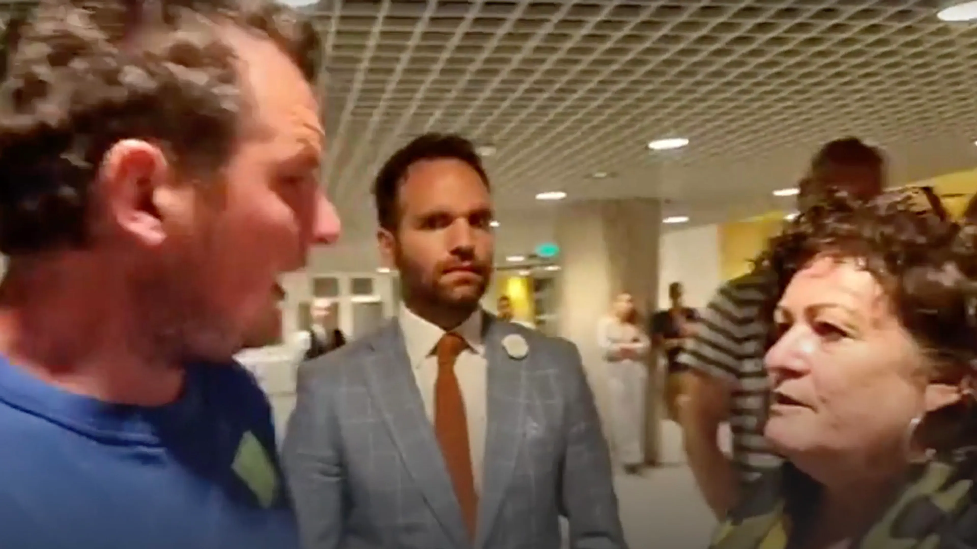 VIDEO: huilende boer getroost door Caroline van der Plas: 'Het is oorlog!'