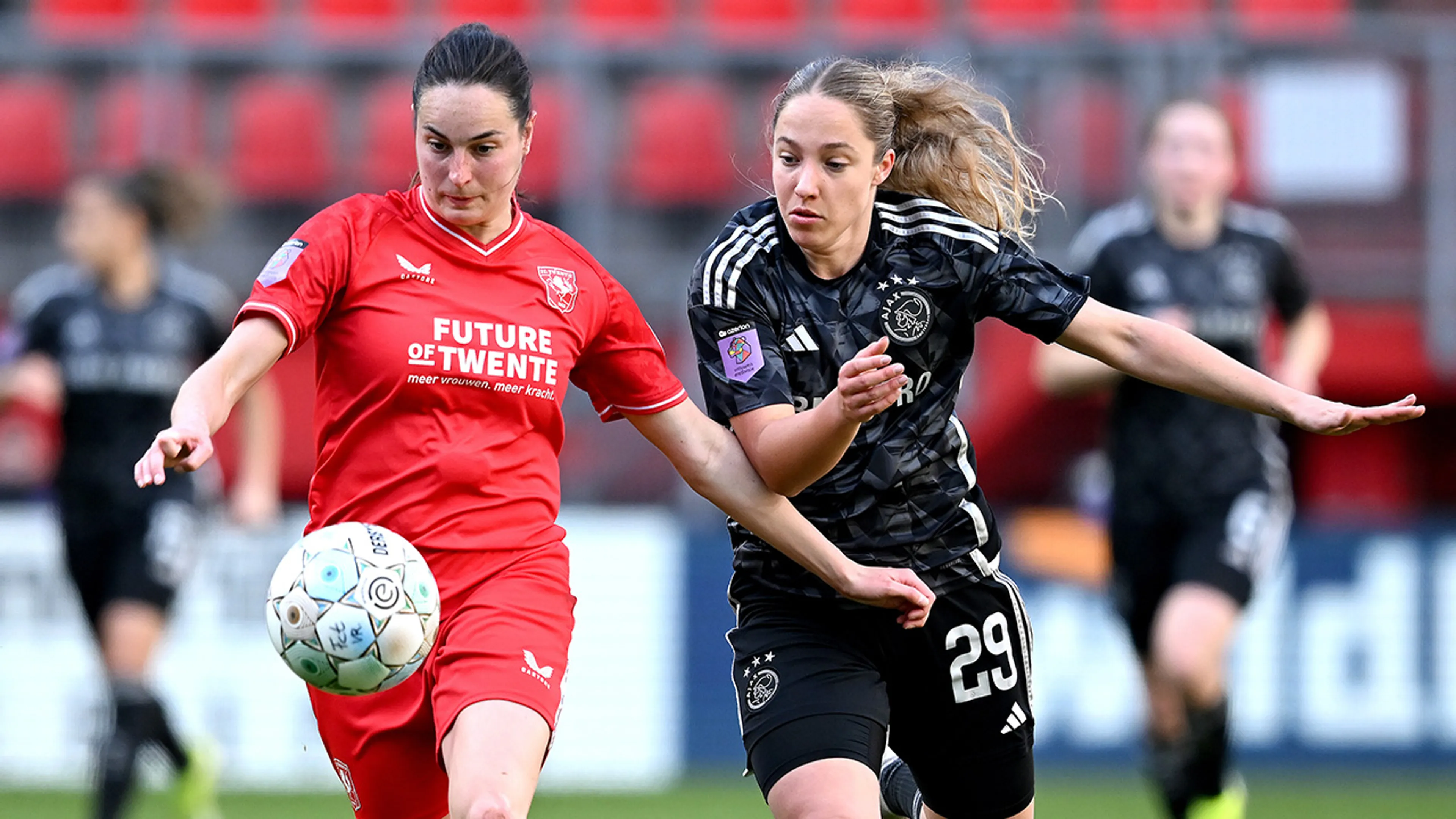 Eredivisie-voetbalsters roepen op tot betere betalingen