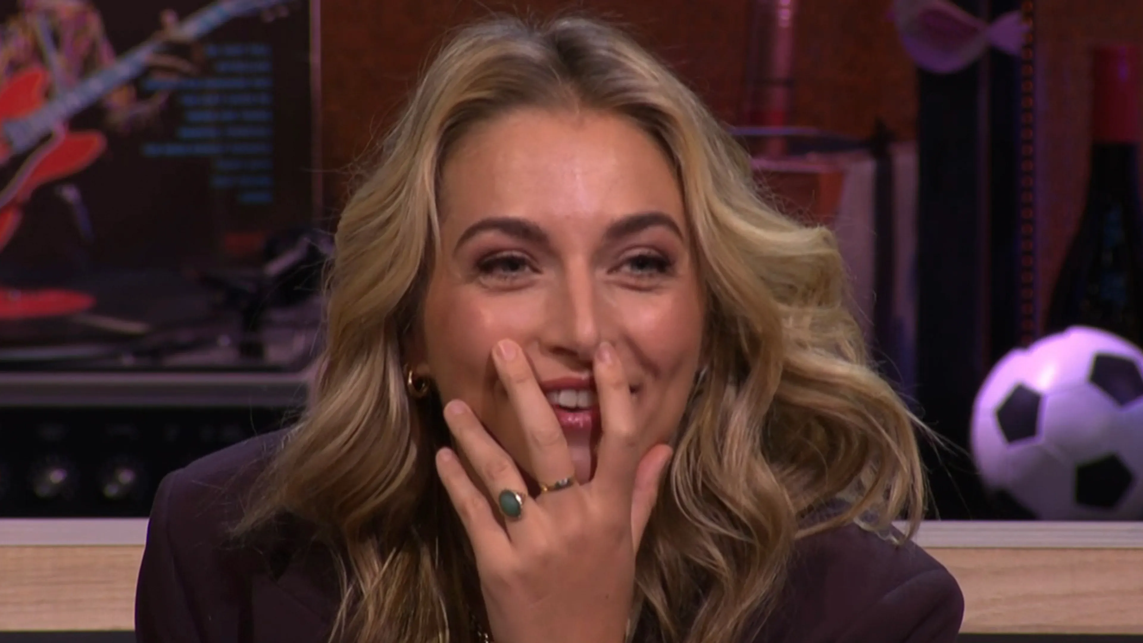 Shelly Sterk op de vingers getikt om decolleté: 'Wat zag jij eruit?!'