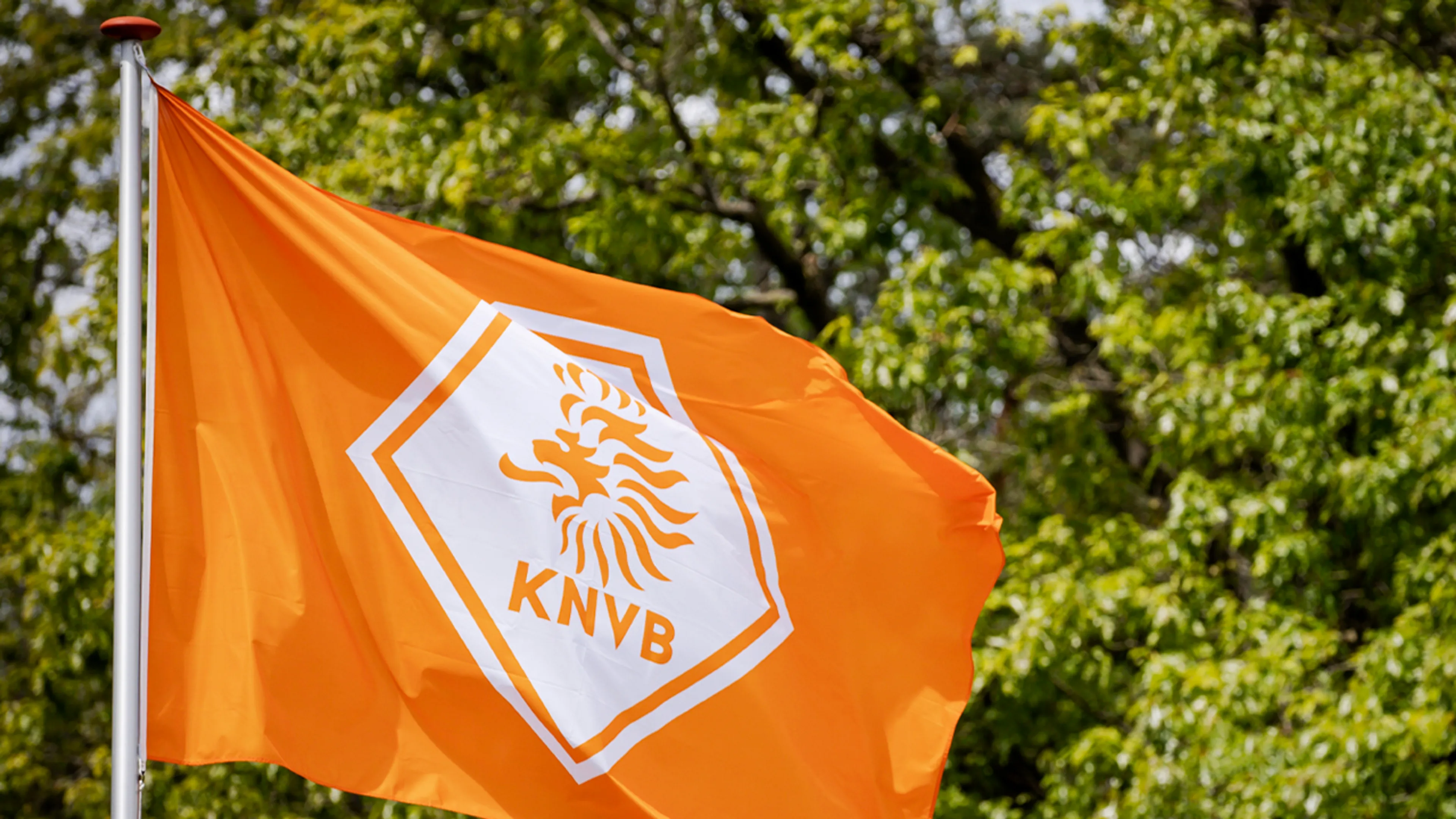 'Eredivisie half september hervat, in augustus onderling oefenen'