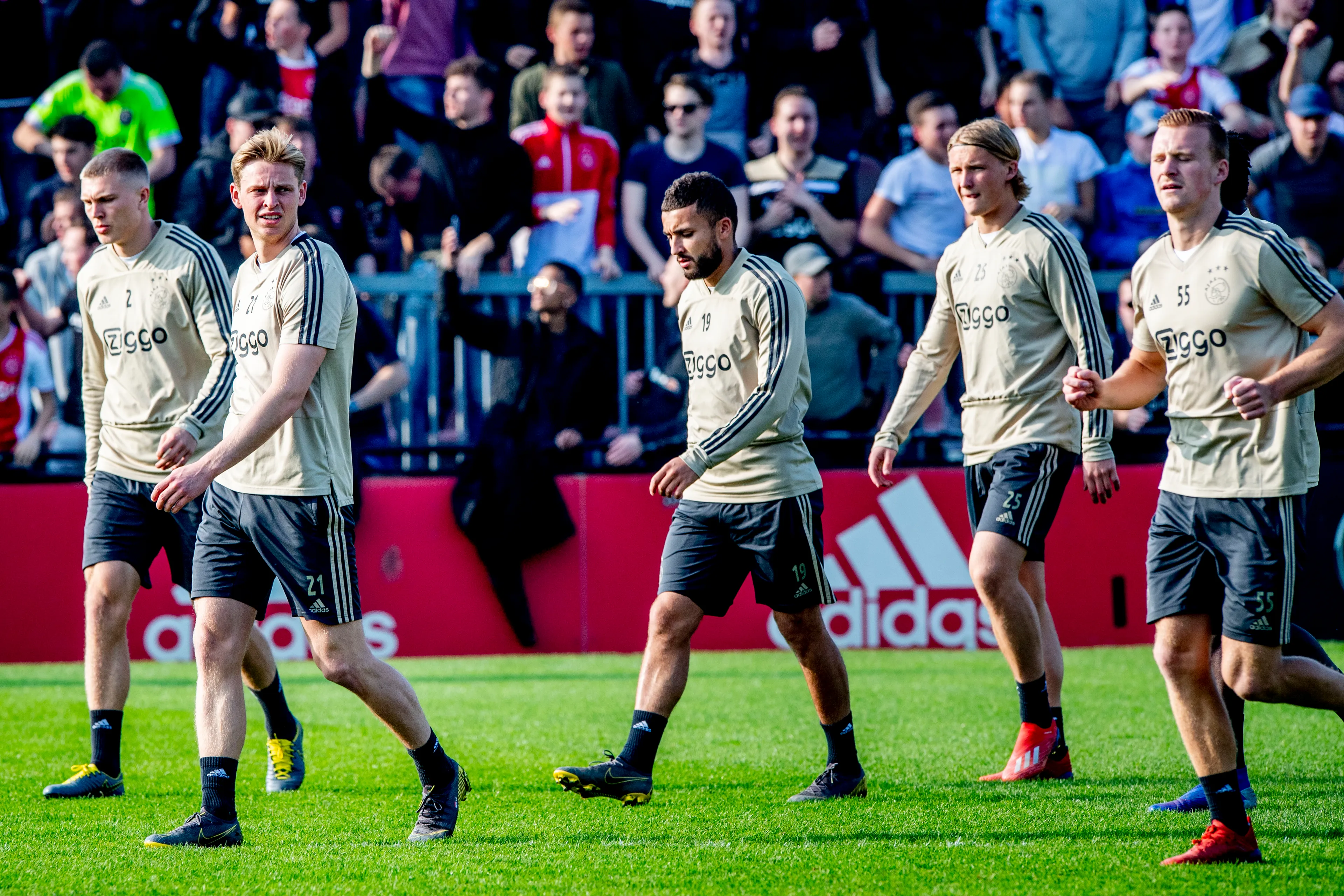 Opstellingen Ajax - PSV: Ziyech start gewoon, PSV met 3 controleurs 