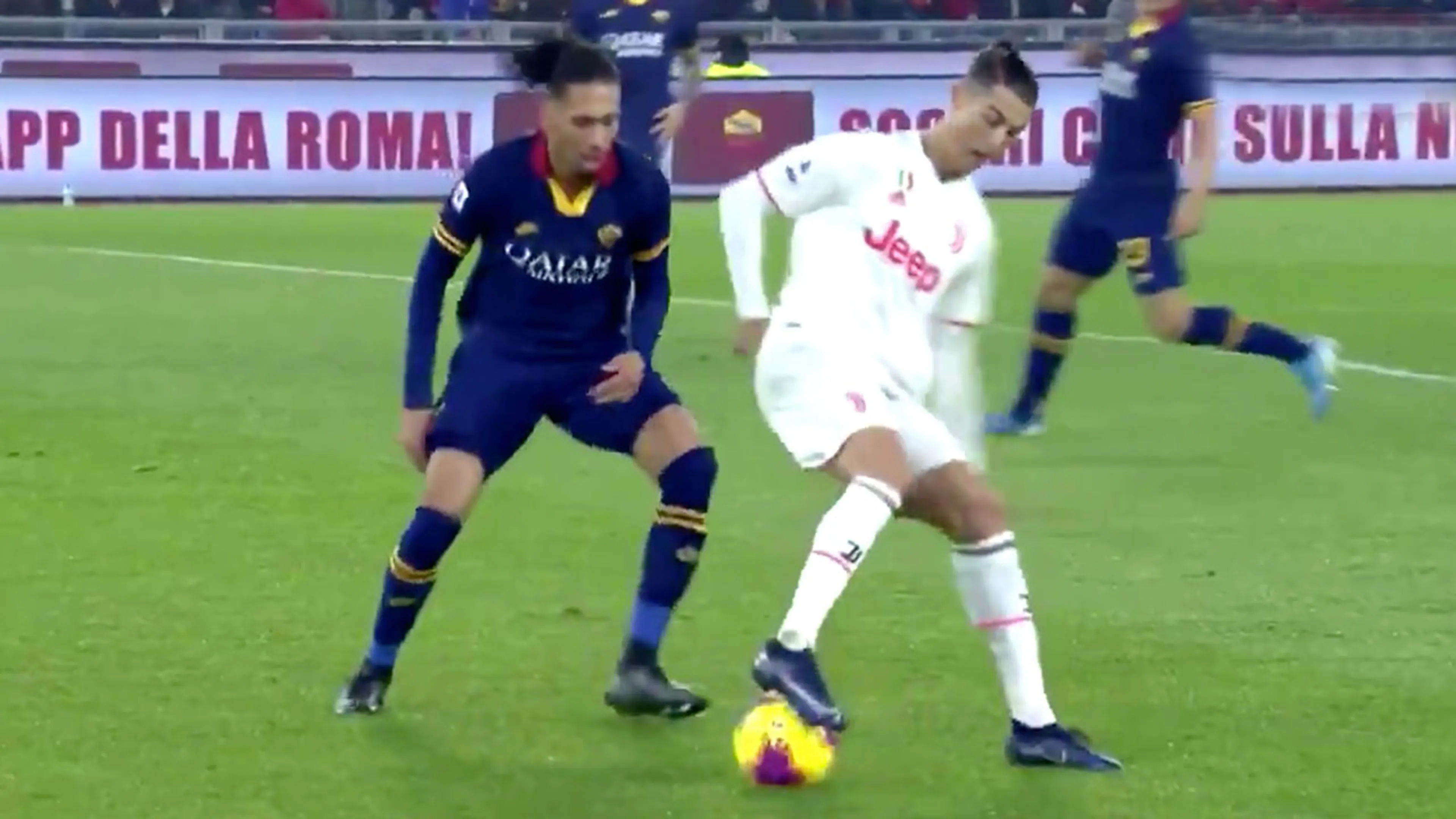 KOEKOEK! Ronaldo stuurt Smalling het bos in
