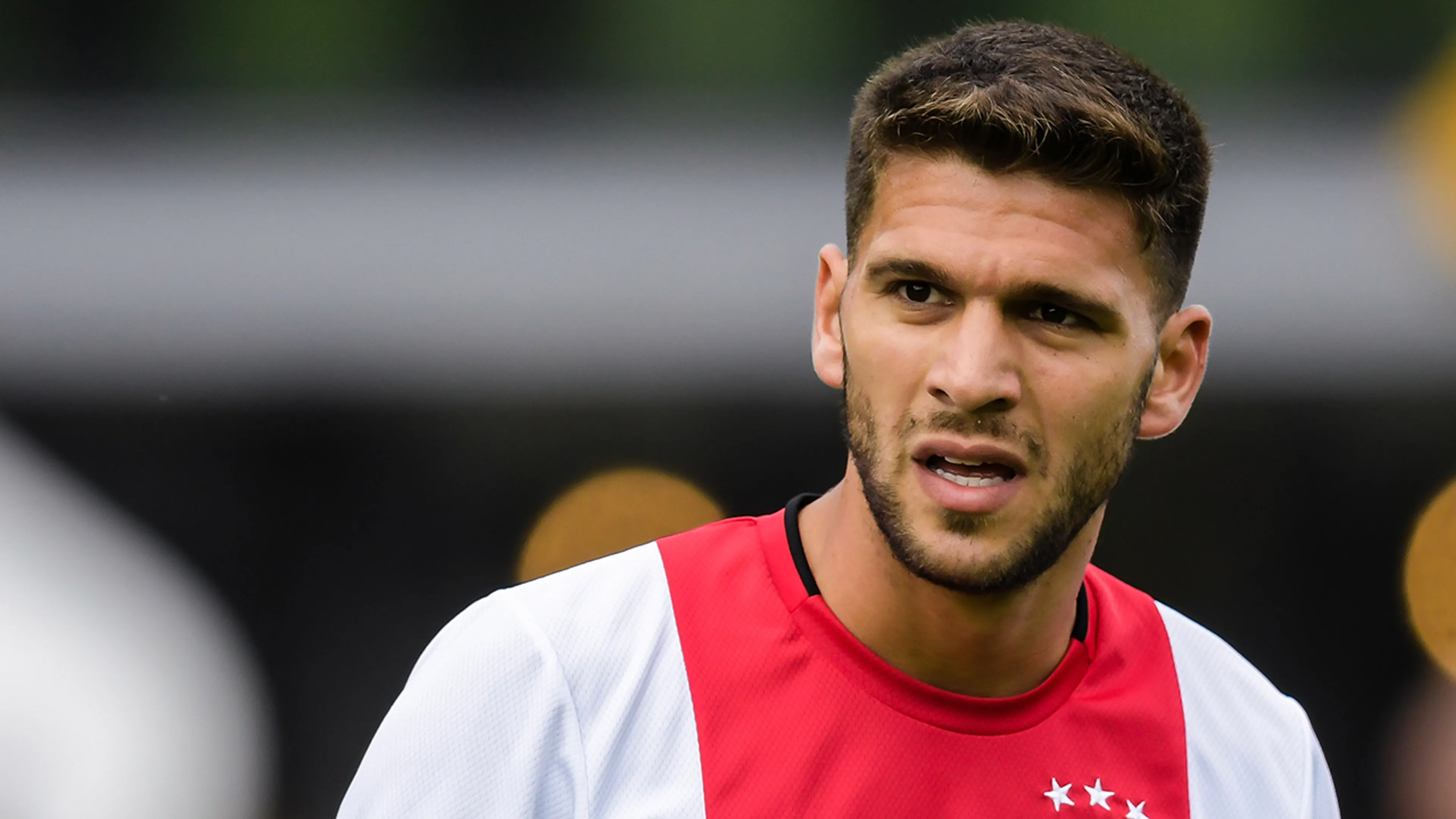 Ajax-fans na deal miskoop Magallan: 'Overmars krijgt zijn schoonmoeder nog verkocht'