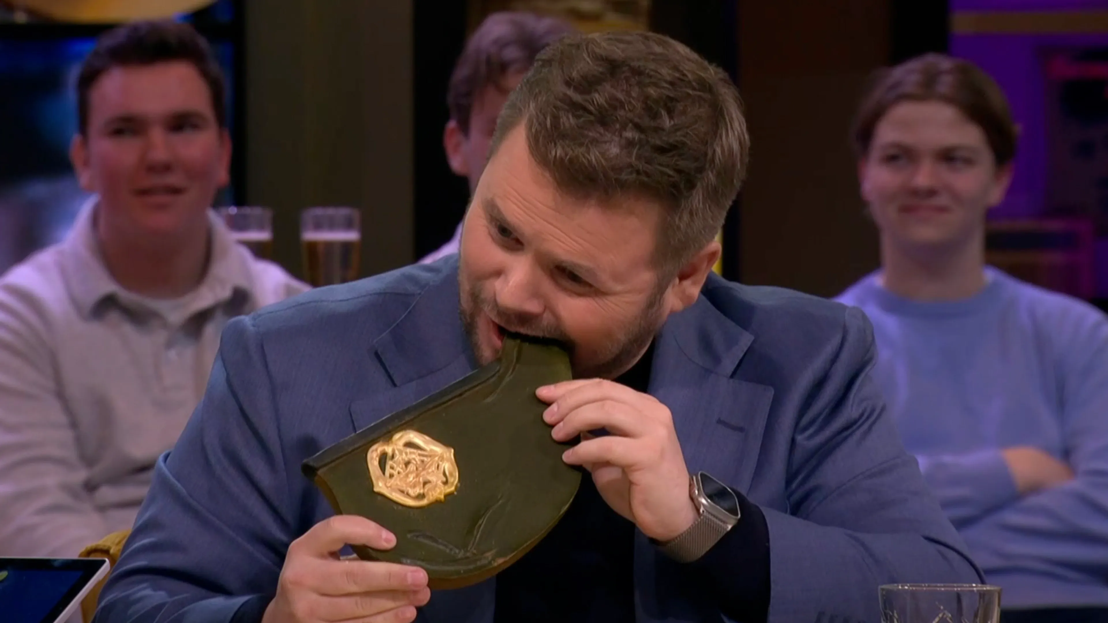 Thomas van Groningen moet baret opeten na verloren weddenschap met Mart de Kruif