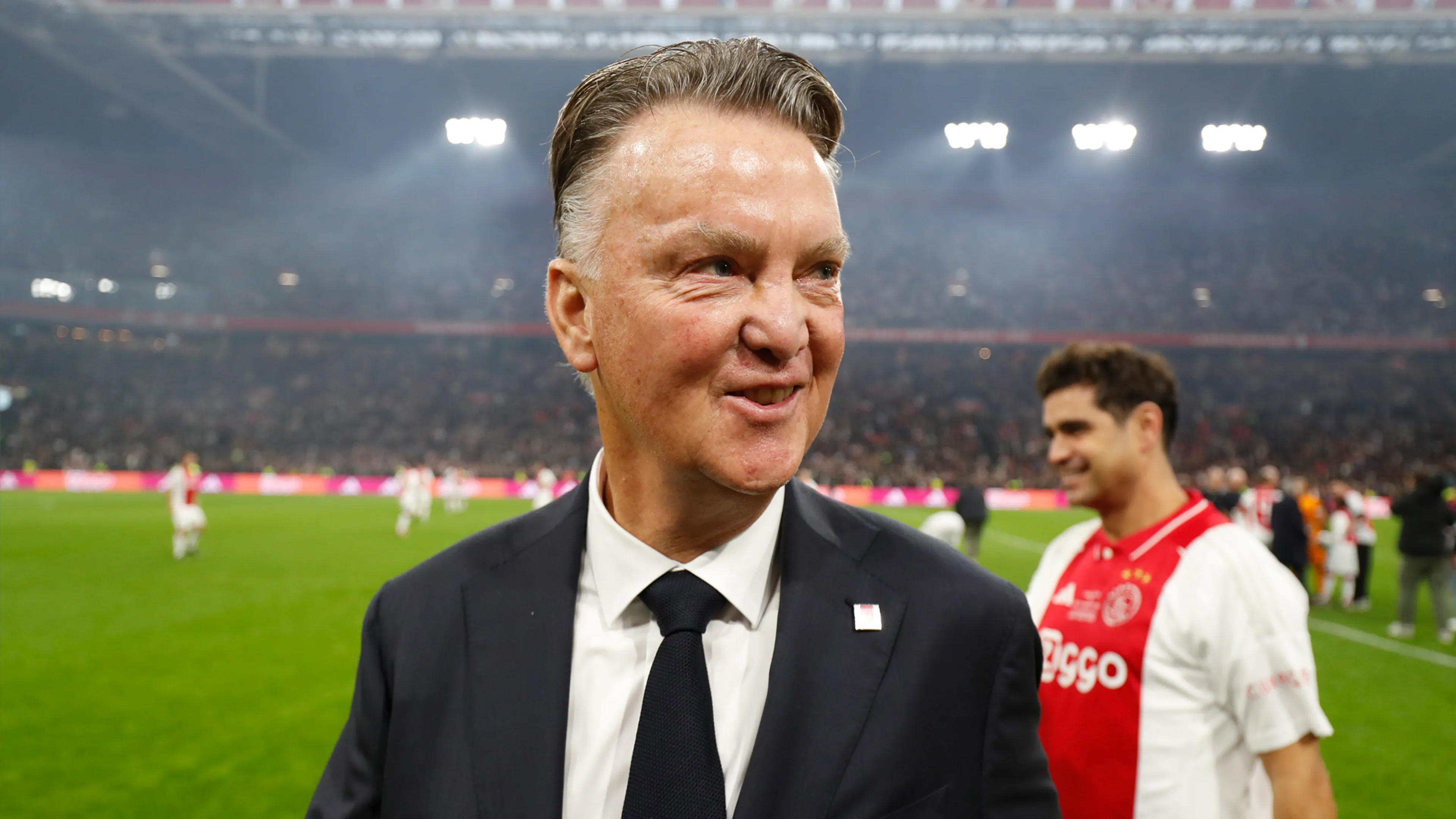 Van Gaal spreekt jeugdspelers van Ajax toe met belangrijke boodschap: ‘Typisch Louis!’