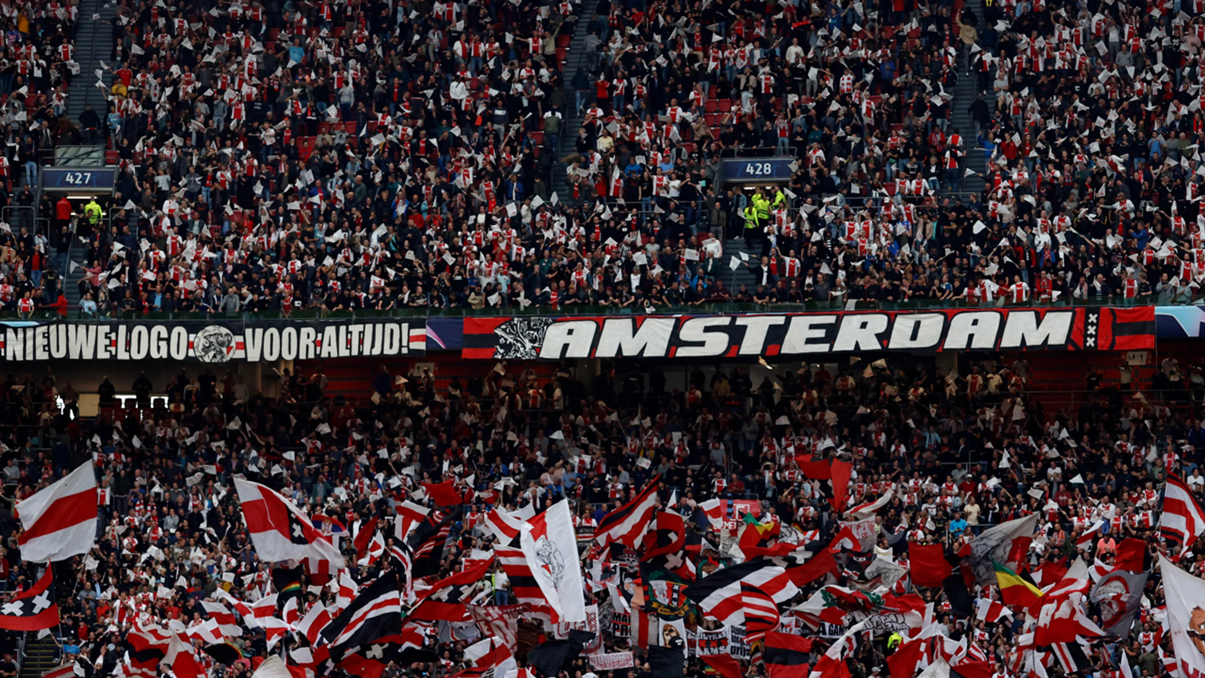 Ajax treedt hard op en blokkeert 25 seizoenskaarten