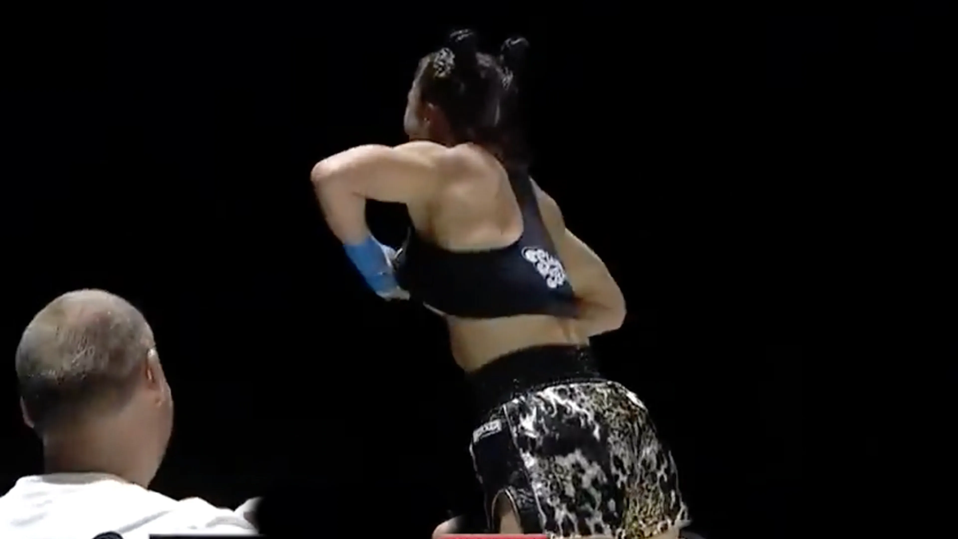 Video: vechtsporter Tai Emery showt haar borsten na snelle overwinning