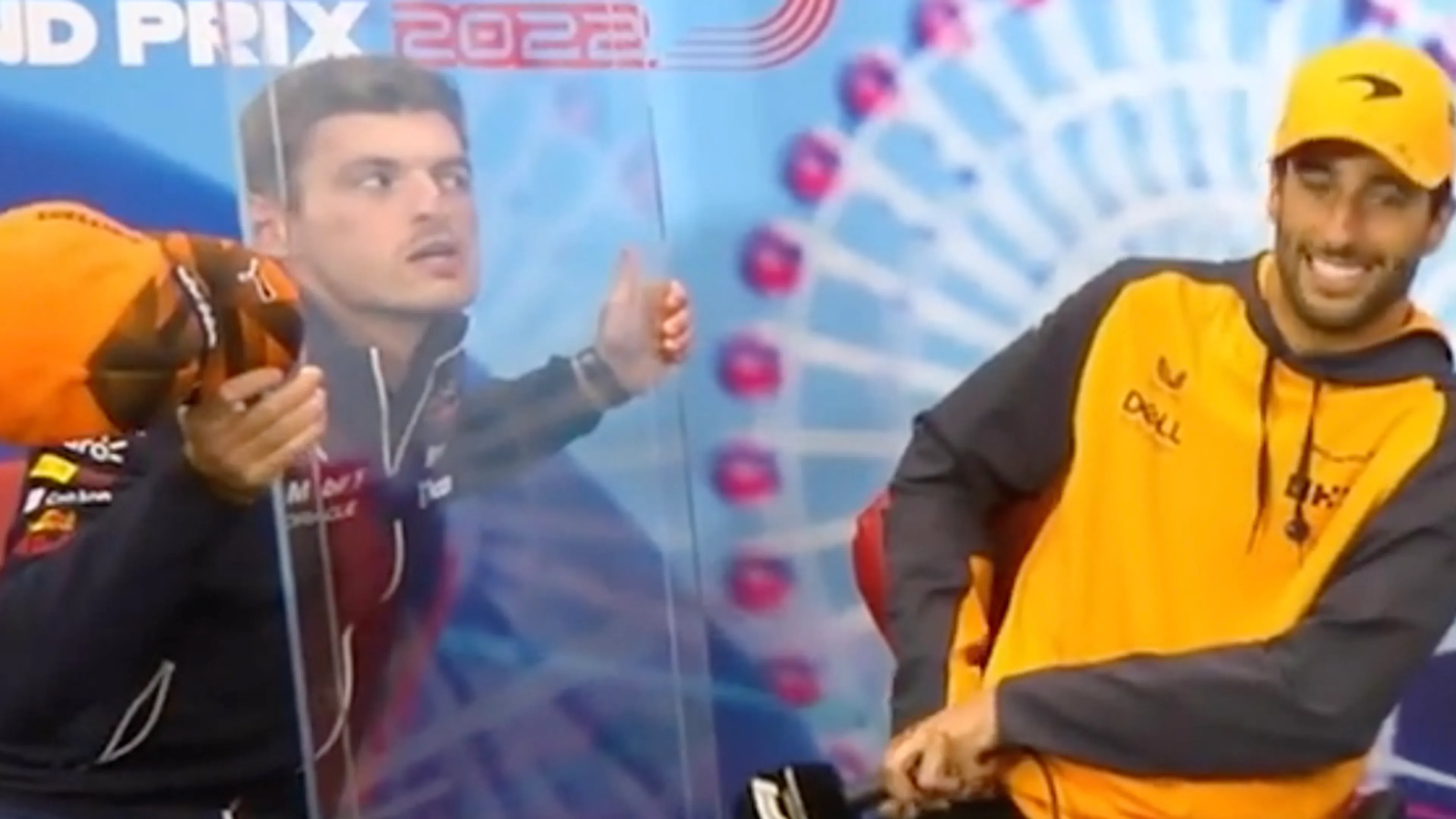Video: Verstappen en Ricciardo hebben grootste lol tijdens persmoment in Japan