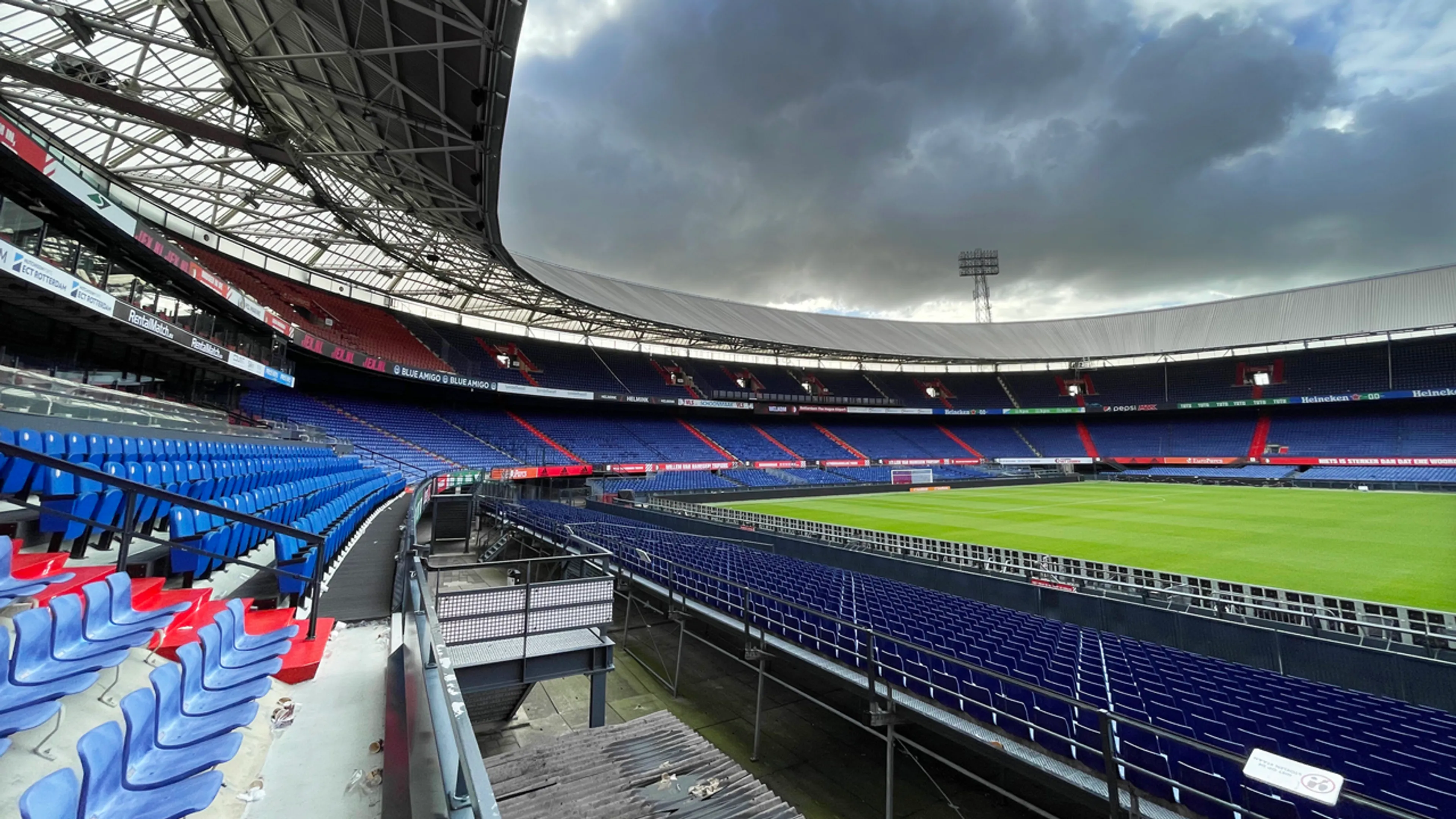 'Voetbal zou opknappen van totaal publieksverbod, maak er een exclusieve tv-sport van'