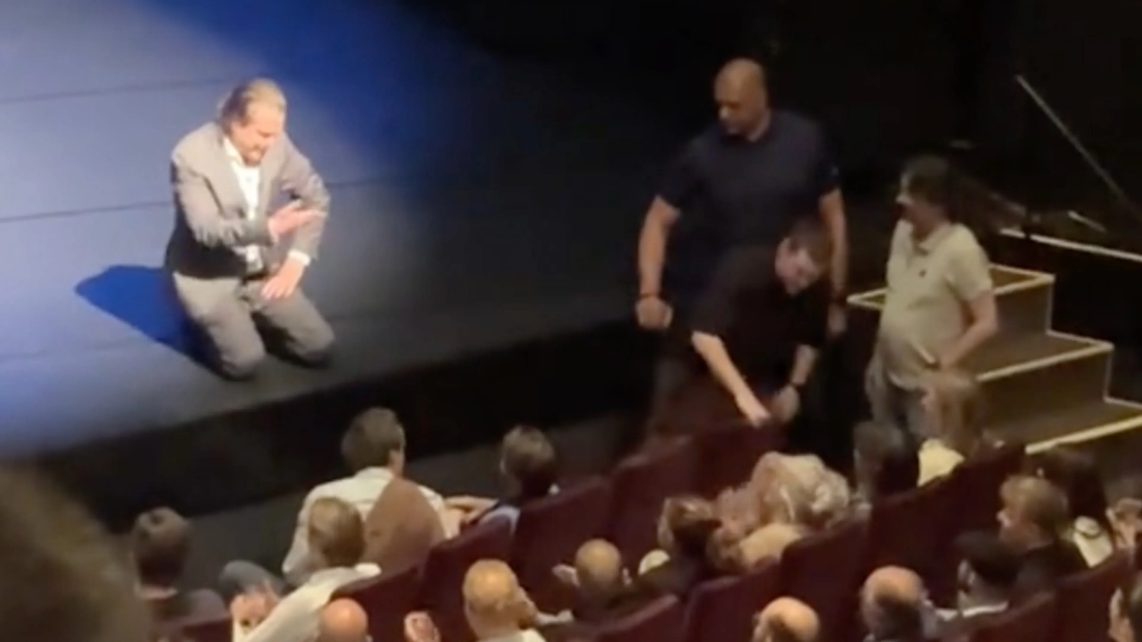 Hans Teeuwen zet bezoekers van theatershow uit de zaal: 'Wegwezen!'