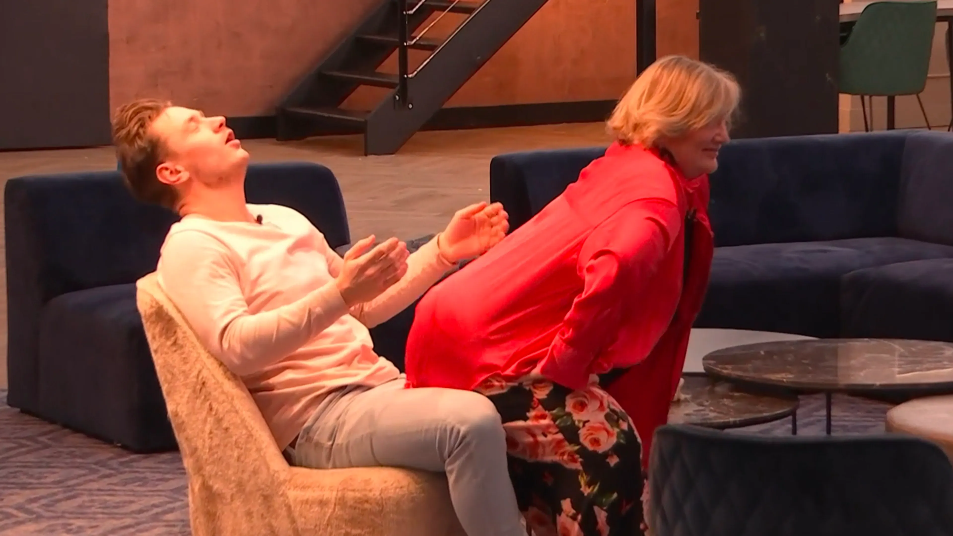 Video: De Bondgenoten-deelneemster Mary geeft pikante lapdance
