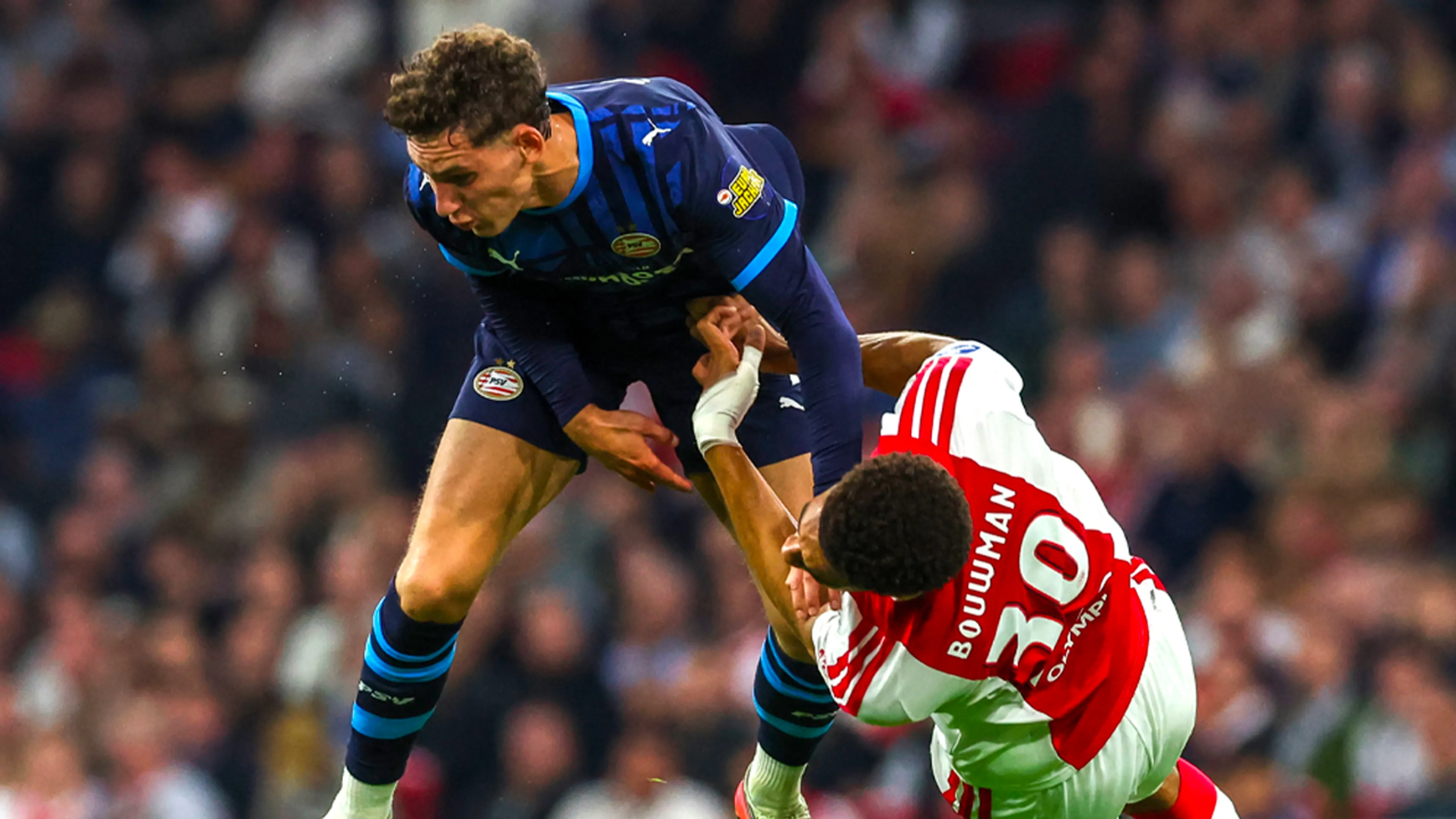 Scheidsrechtersbaas velt oordeel over overtreding Ruben van Bommel op Aaron Bouwman