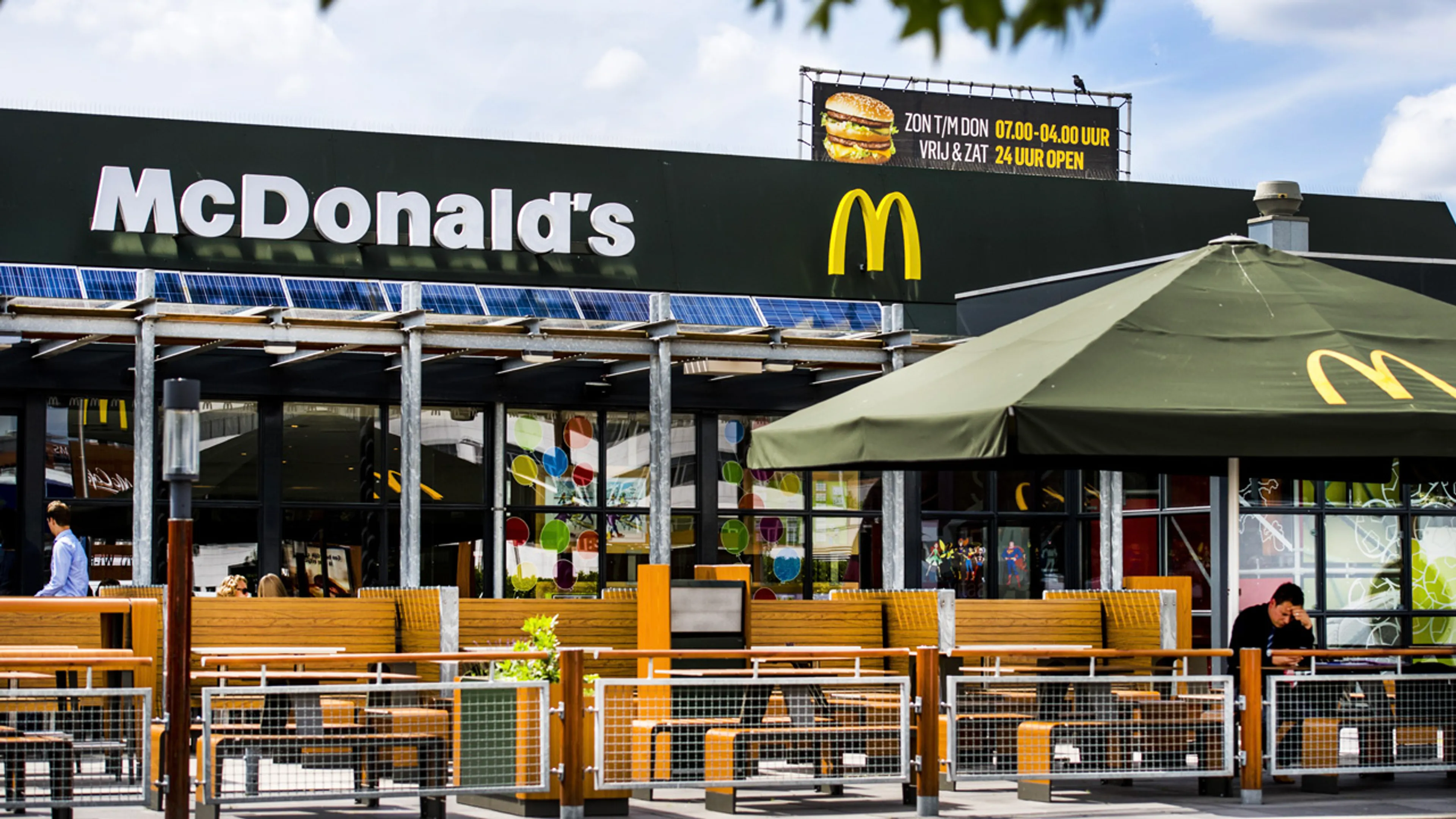 Roken binnenkort niet meer toegestaan op terrassen van McDonald’s