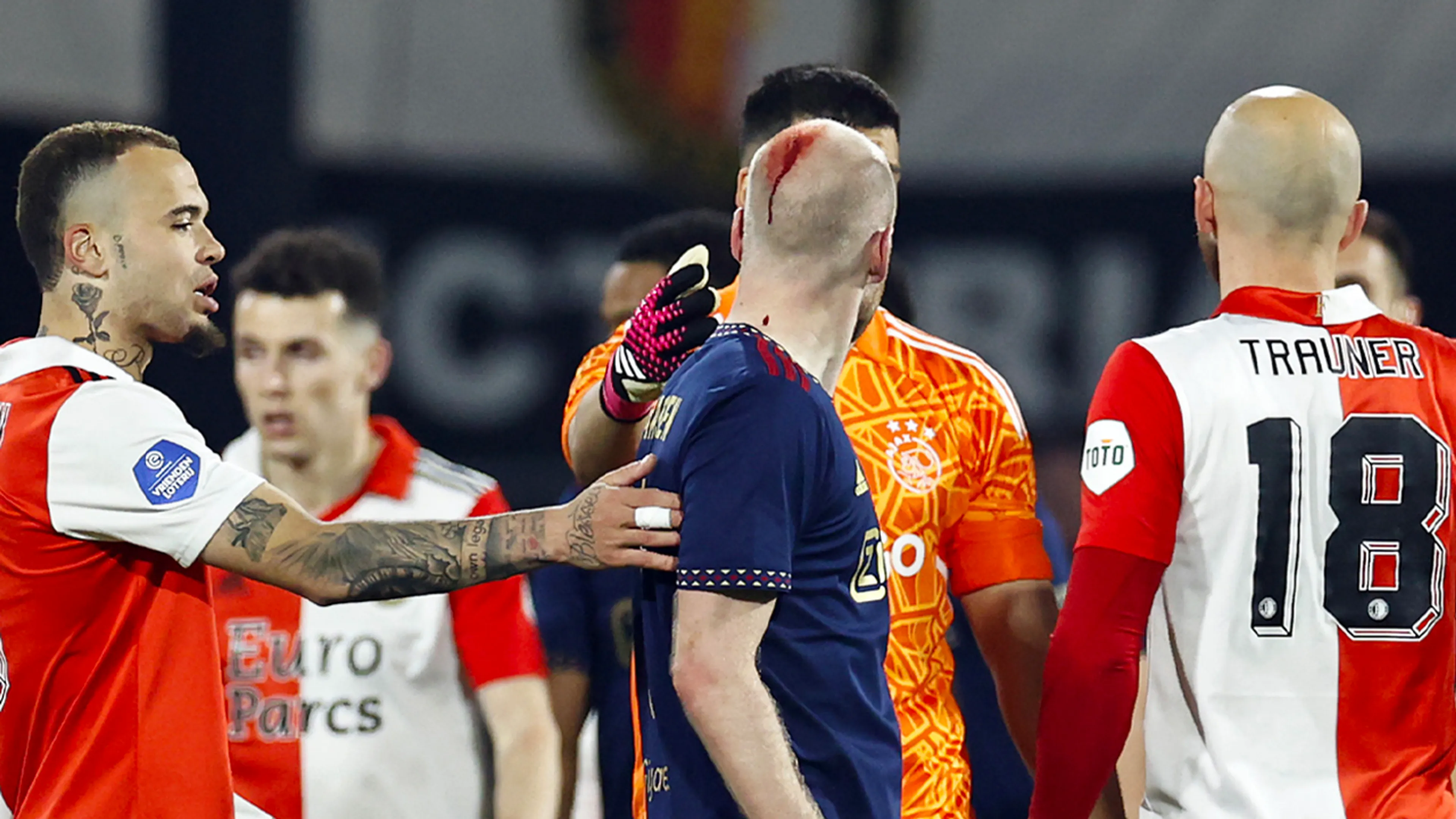 KNVB voert nieuwe maatregelen in: 'Wedstrijd gestaakt als speler geraakt wordt door publiek'