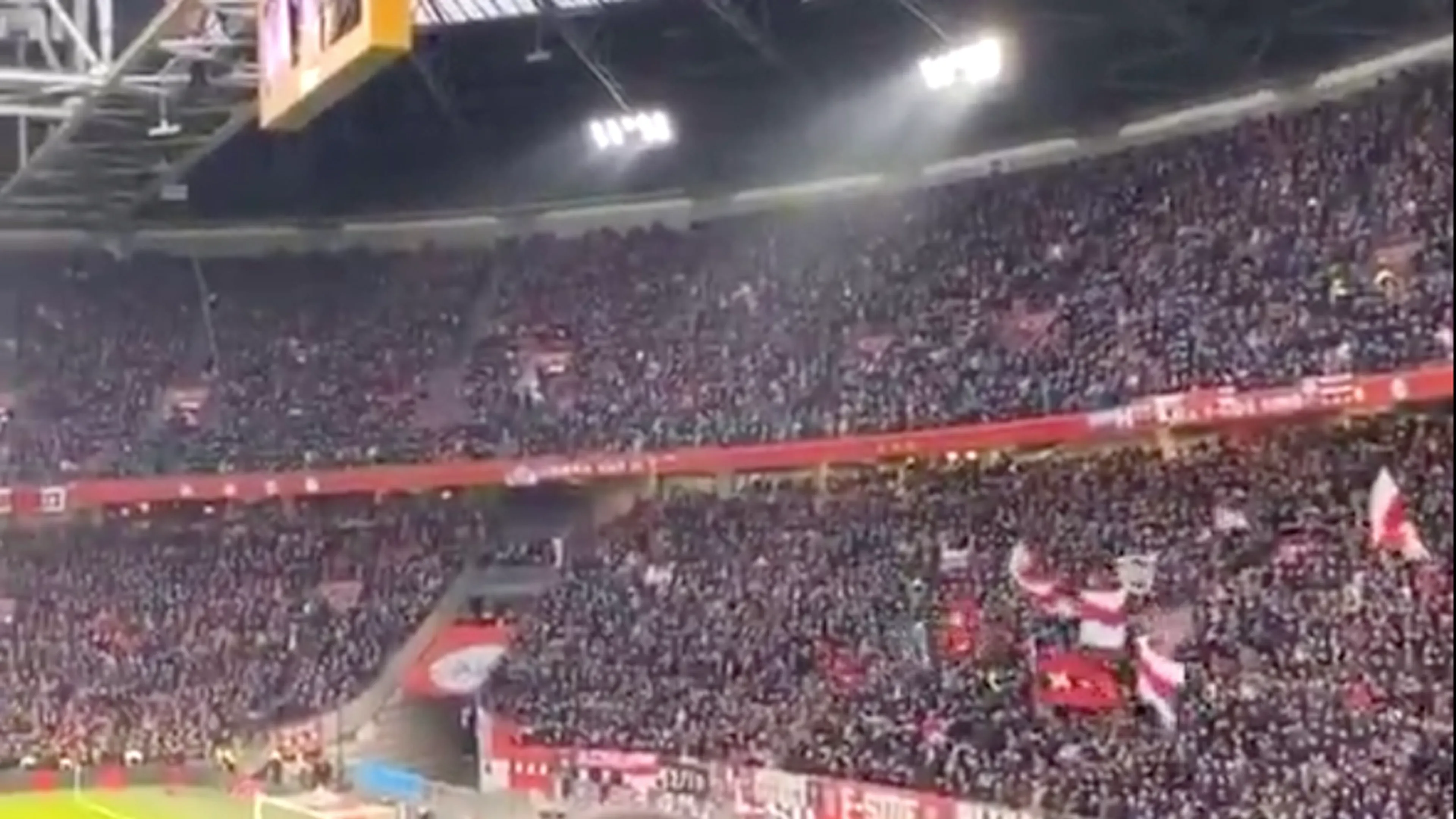 Neres zingt keihard mee met 'Bloed, Zweet en Tranen' in Arena