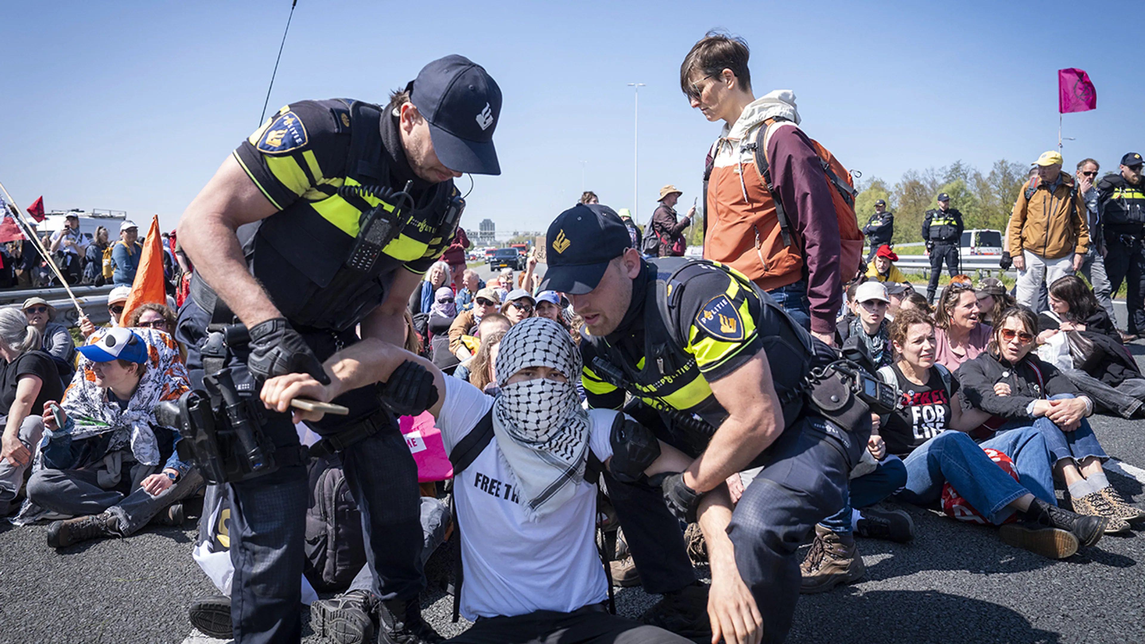 Zes activisten die opstopping op A12 veroorzaakten zitten zeker nog vast tot maandag