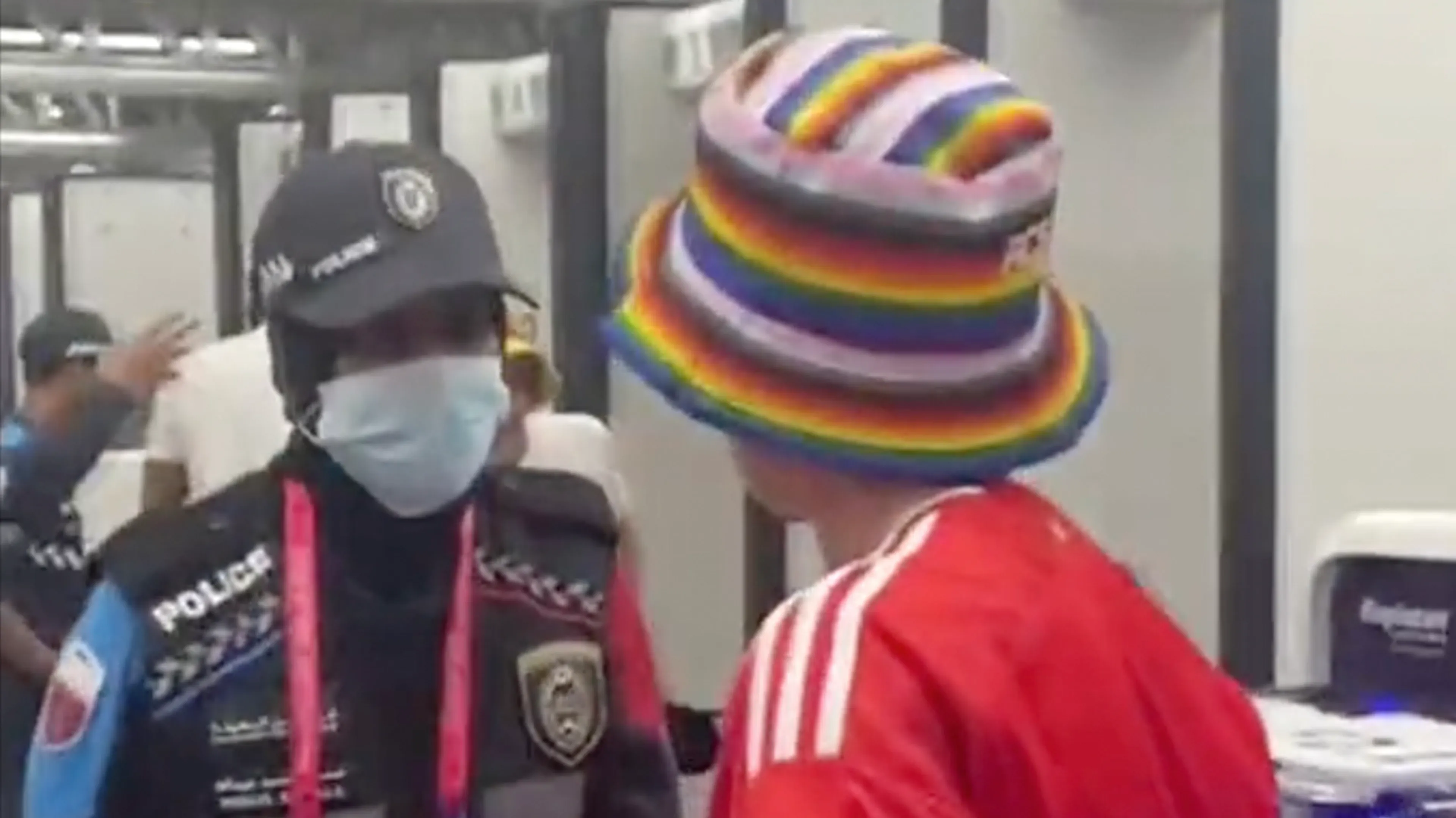 Video: Wales-fans mogen stadion niet in ﻿vanwege gekleurde hoedjes