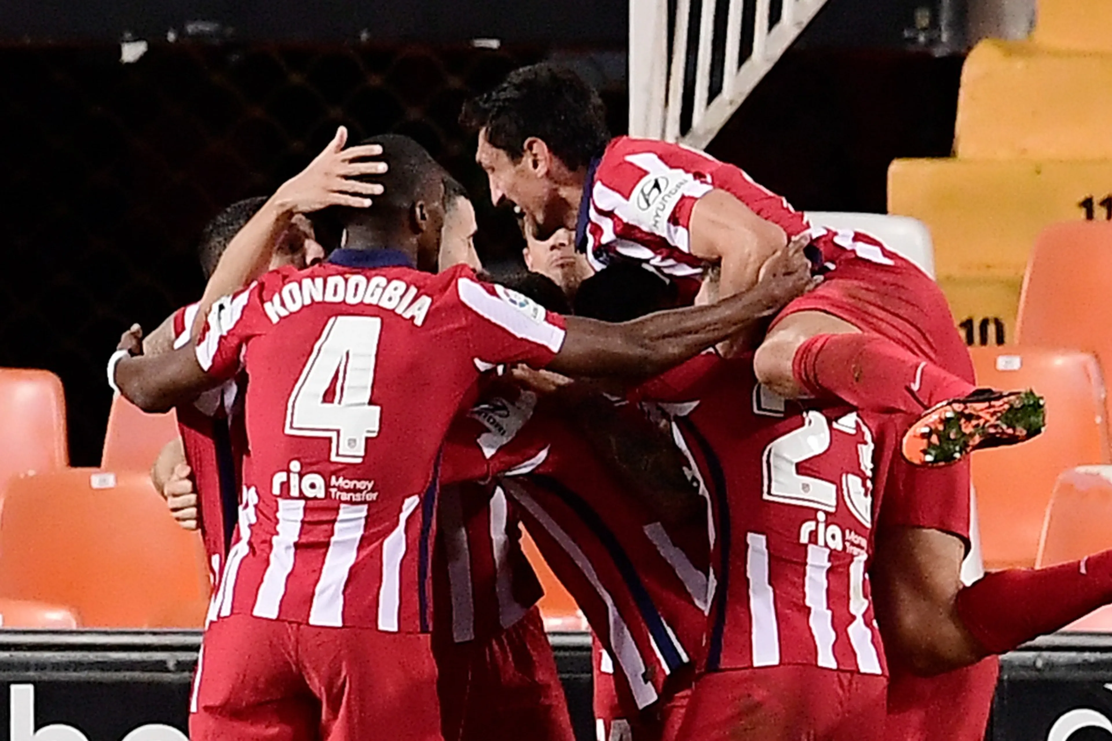 Atlético Madrid wint dankzij eigen doelpunt ook in Valencia