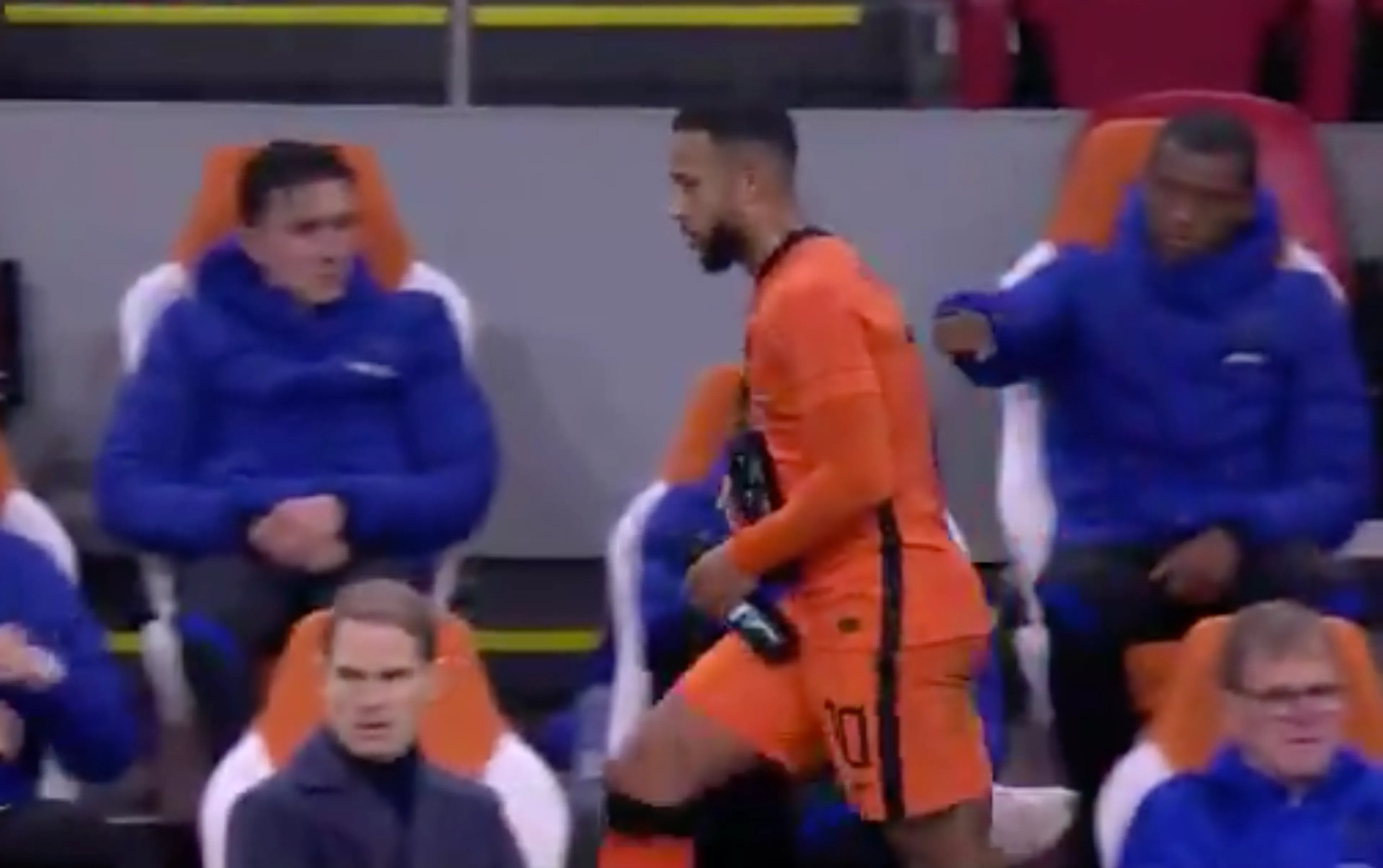 Pijnlijk: Wijnaldum wil boks van Memphis maar wordt over het hoofd gezien