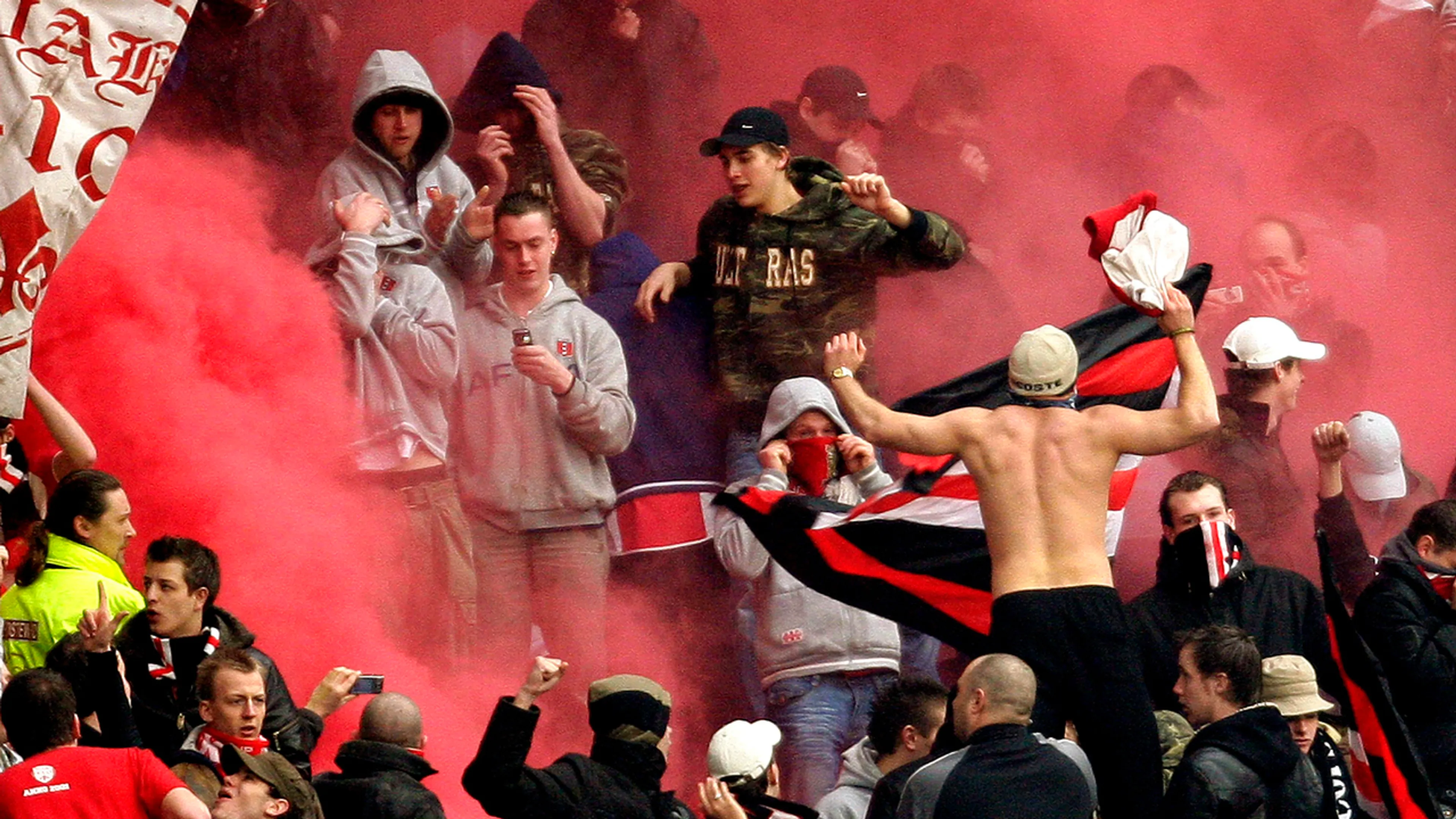 F-side Ajax waarschuwt media: 'Oprotten met die camera's!'