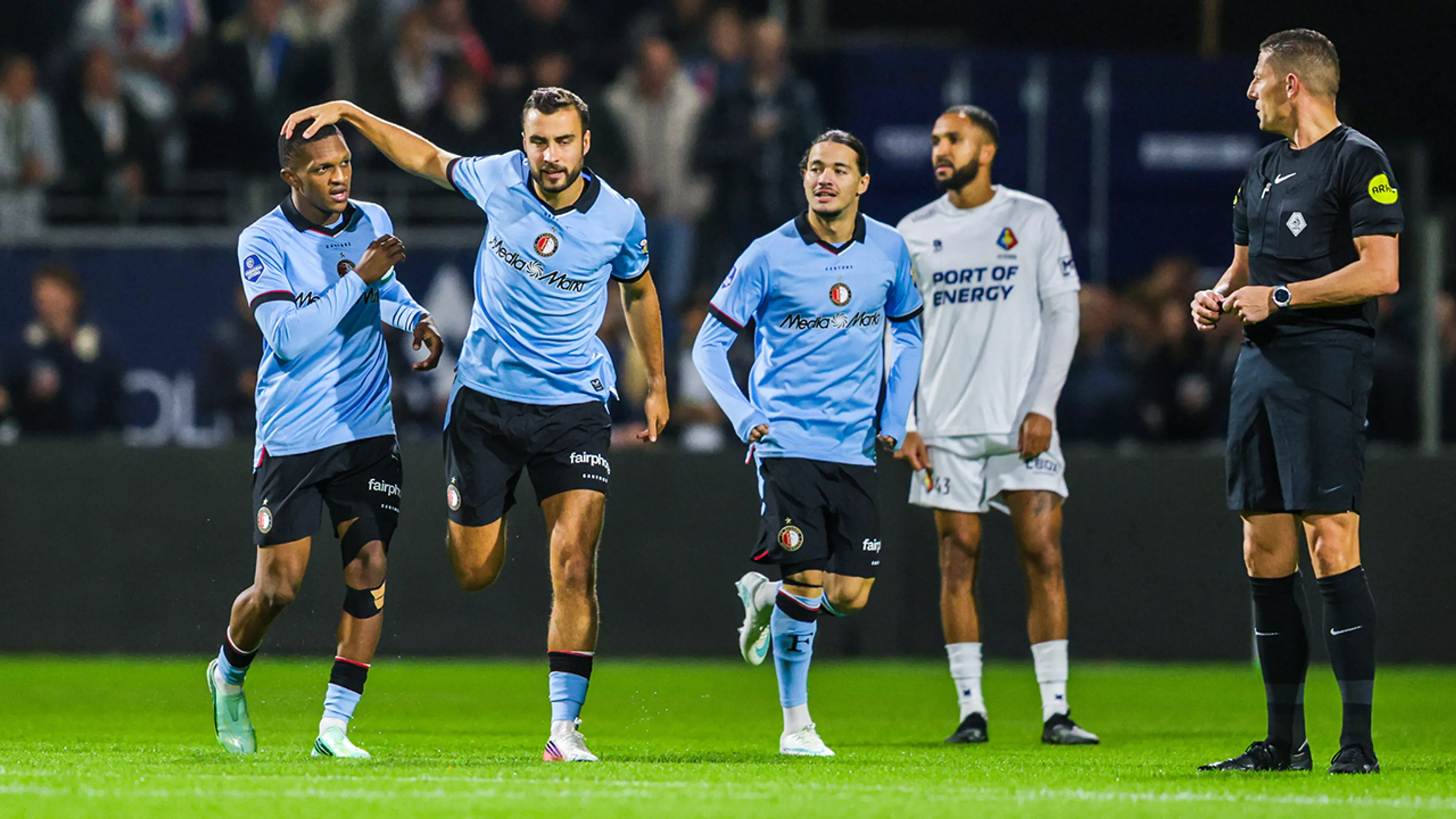 Feyenoord overleeft slotfase bij Telstar en komt op vier punten van PSV