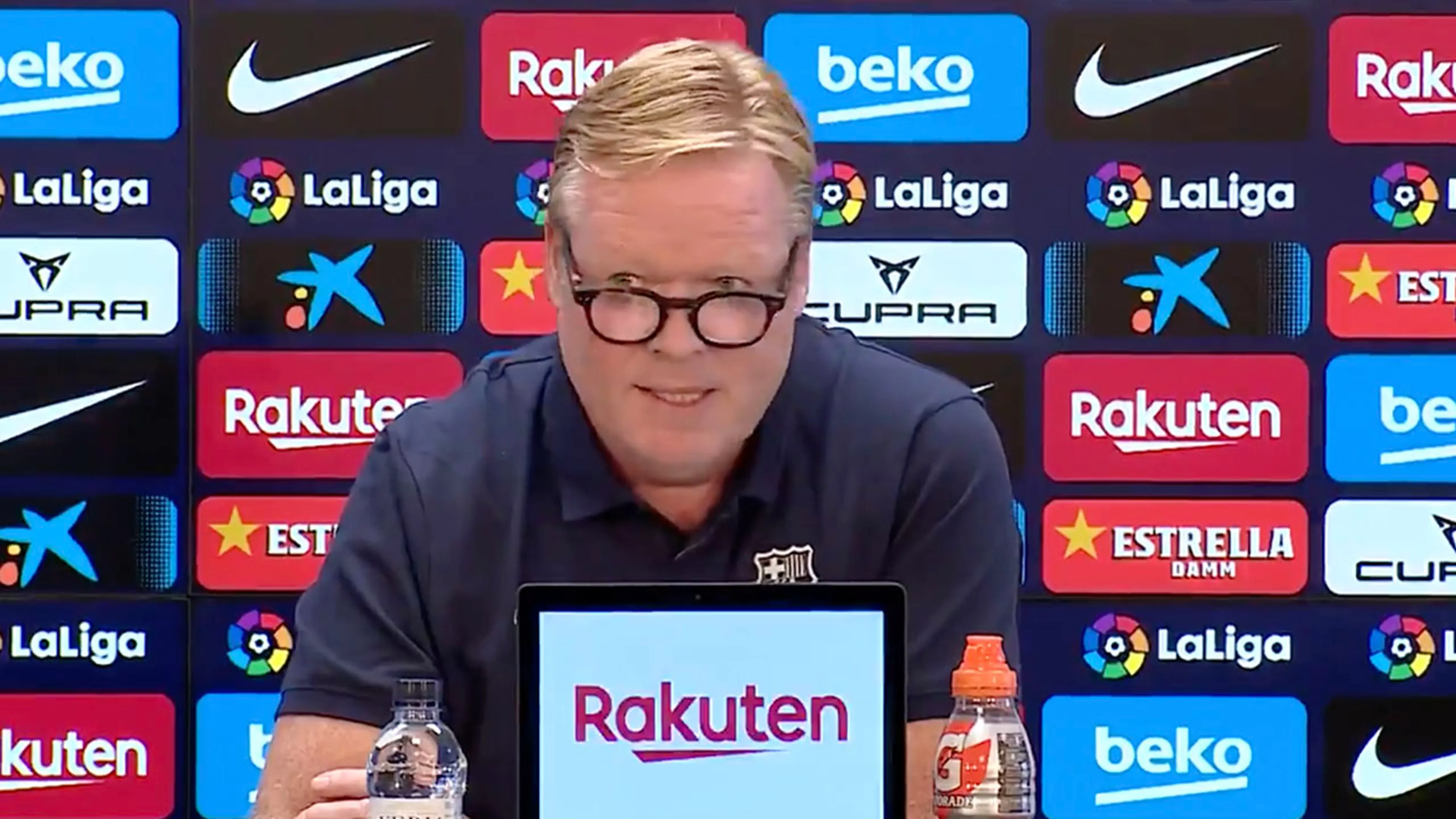 Koeman weigert vragen te beantwoorden en breekt persconferentie af
