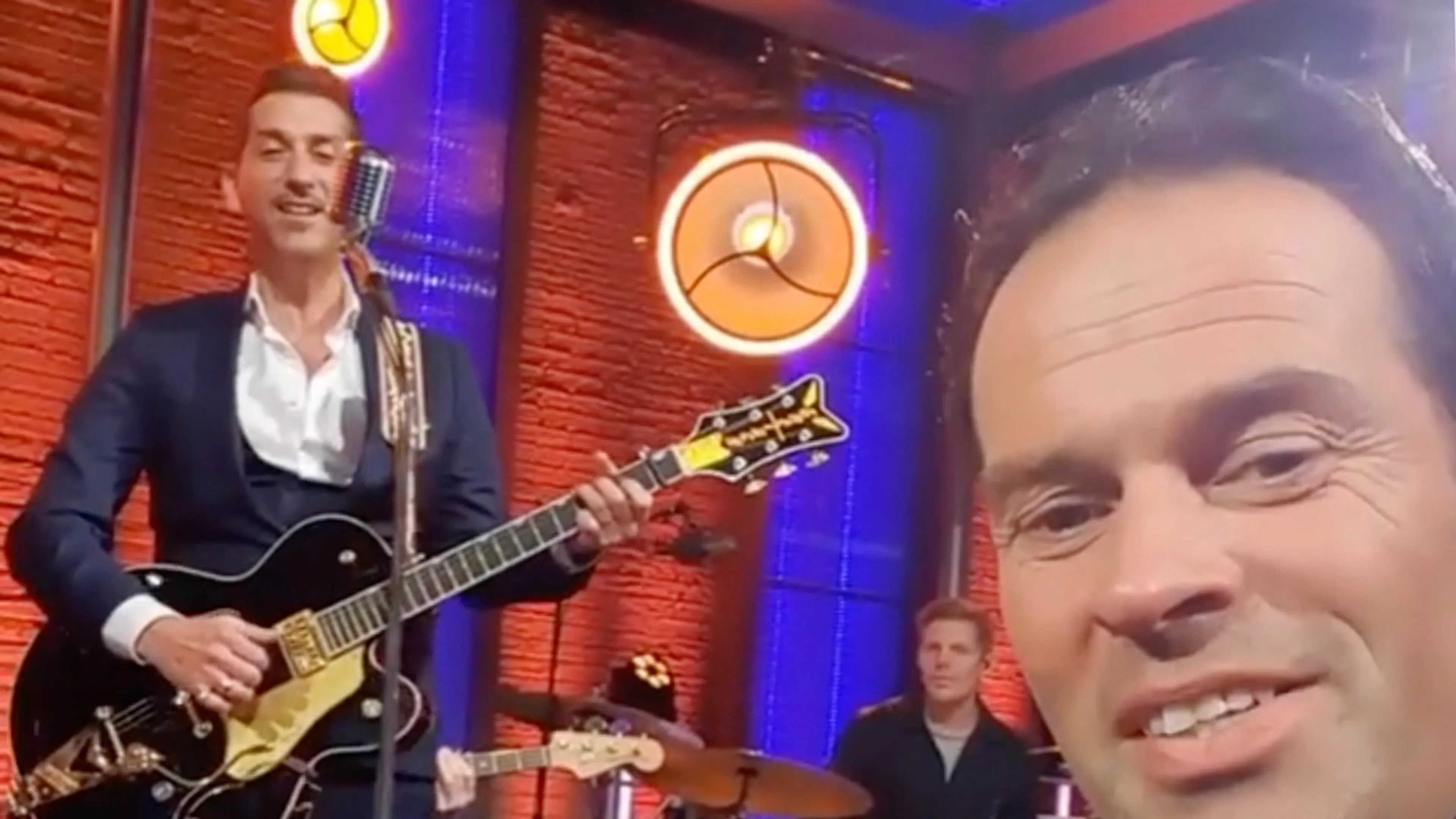 Bas Nijhuis en Danny Vera zingen duet van 'Roller Coaster'