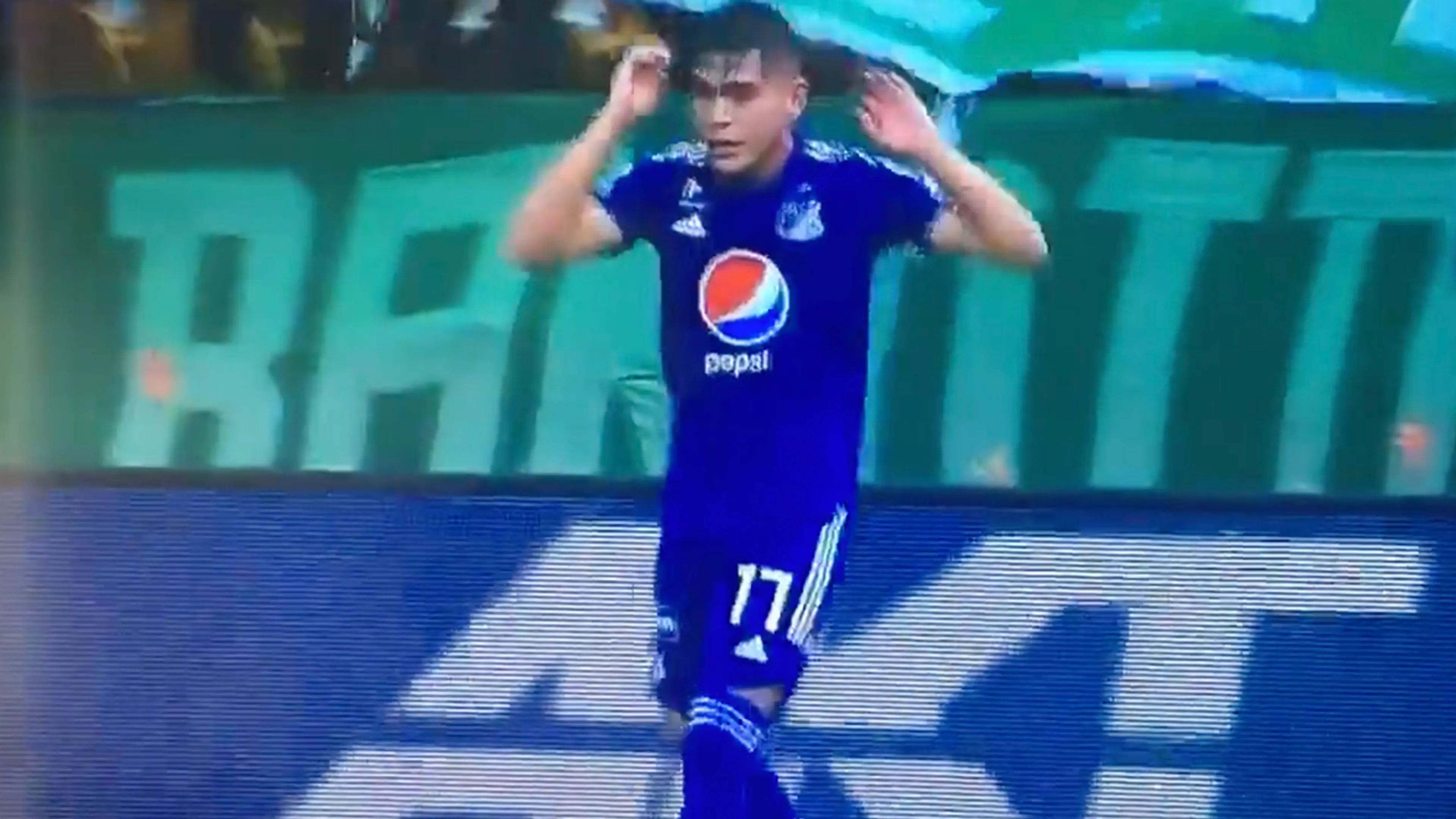 VIDEO: speler in Colombia tijdens chaotisch duel bekogeld met een mes