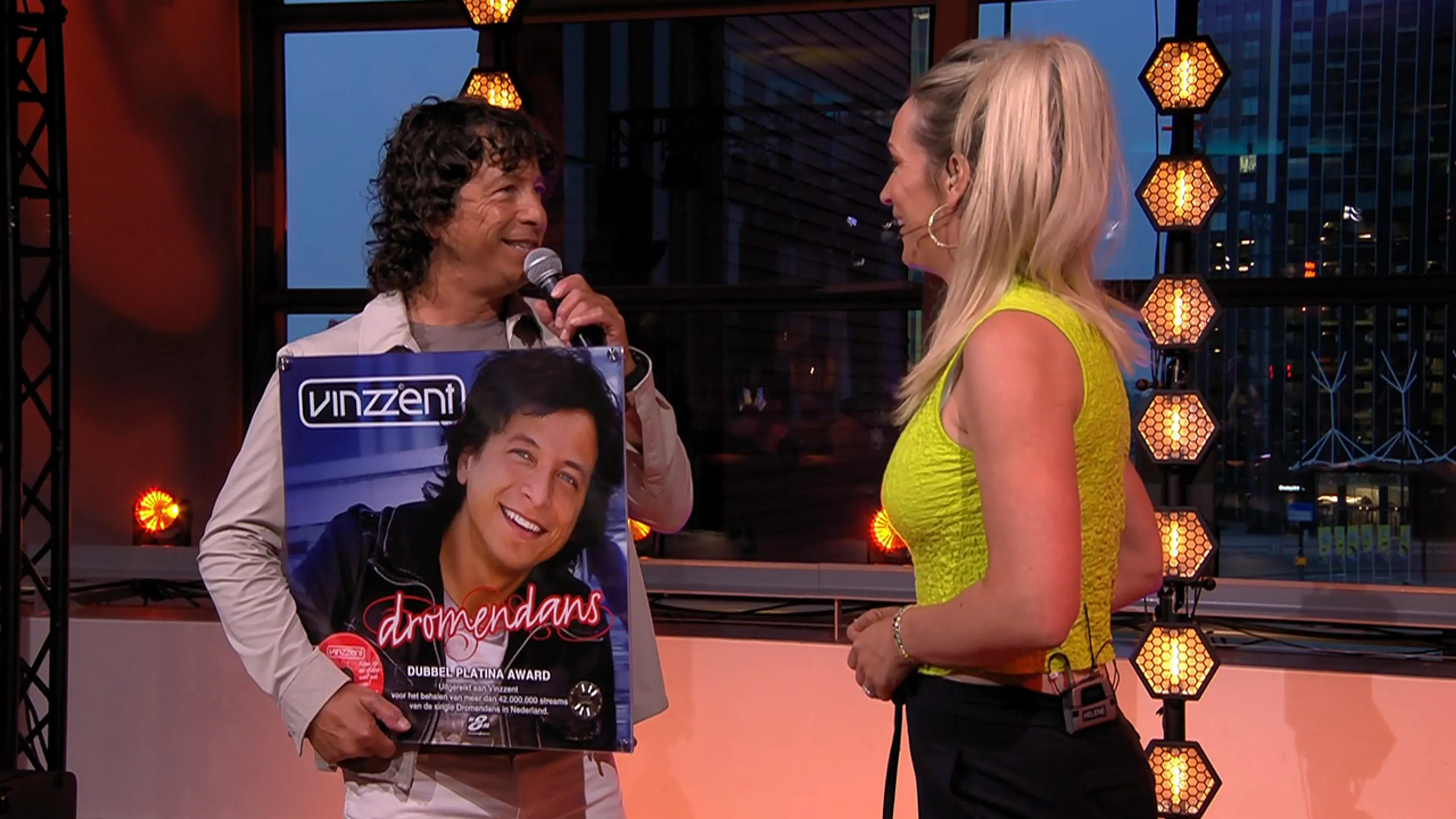 Vinzzent opent De Oranjezomer met 'Dromendans' en krijgt dubbel platina plaat van Hélène!