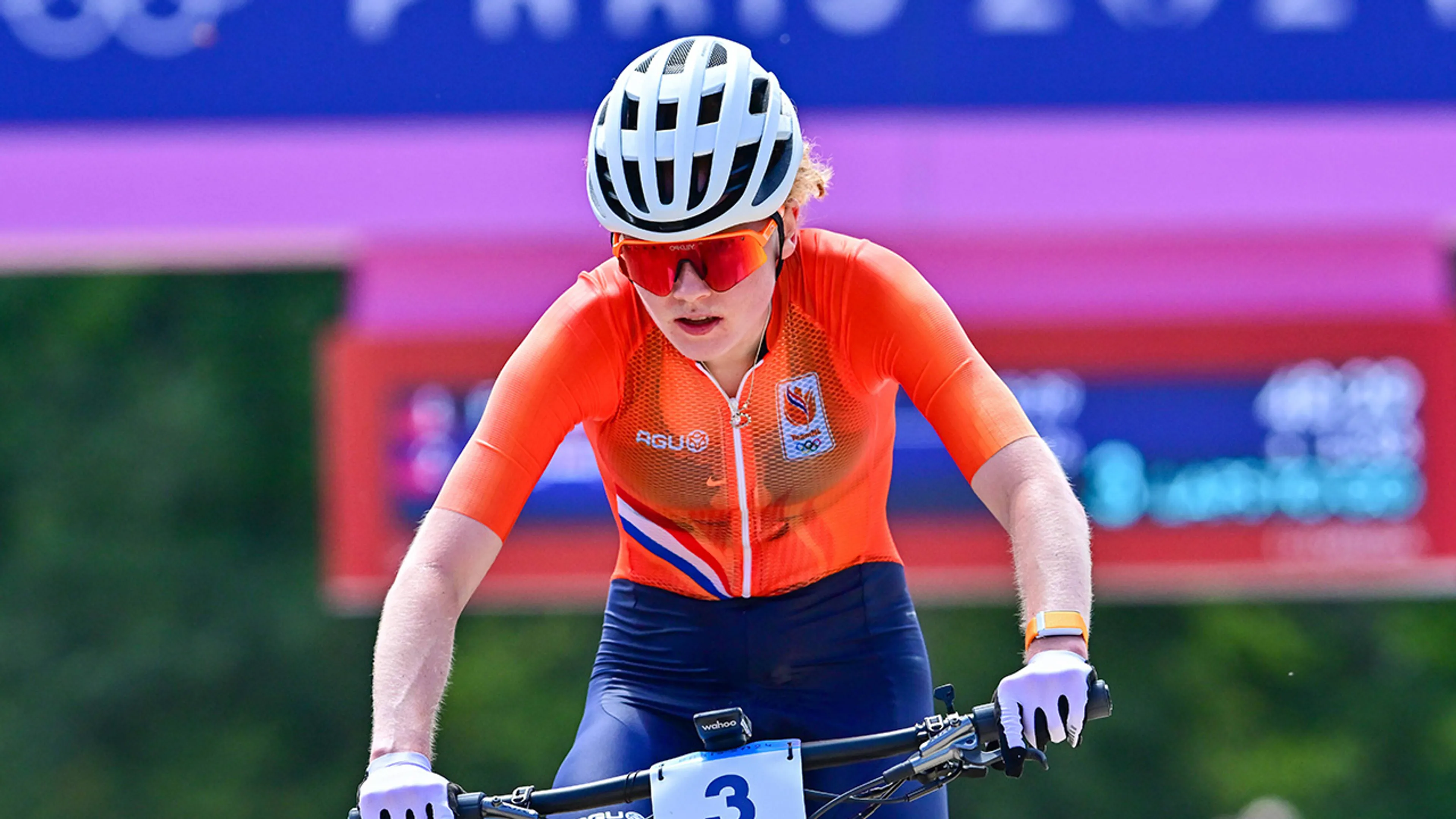 Mountainbikester Puck Pieterse grijpt naast eerste medaille voor Nederland na lekke band