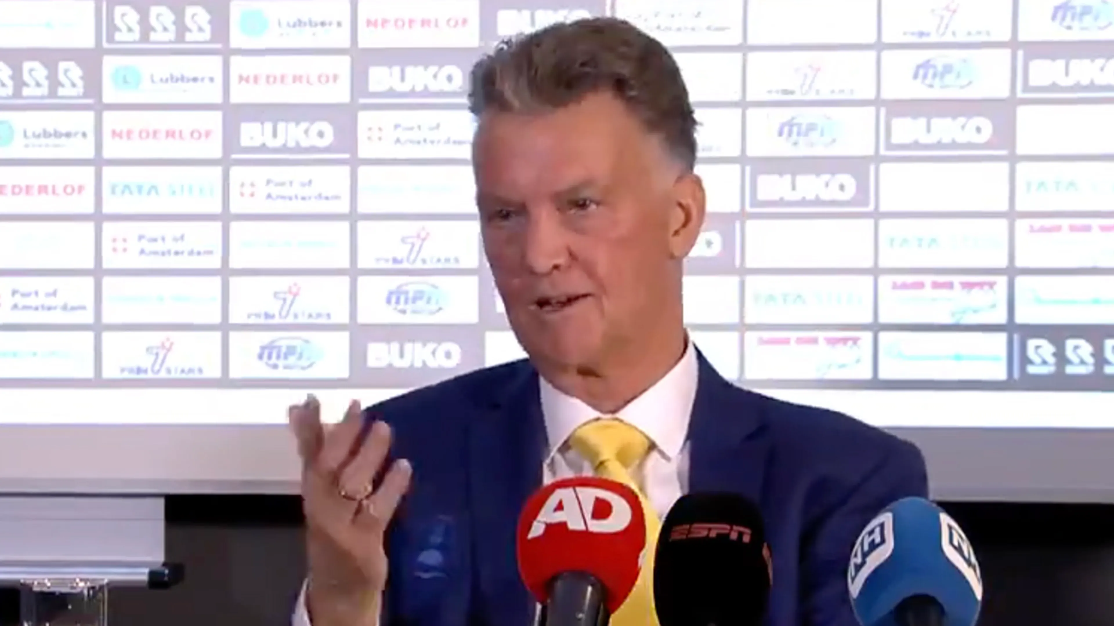 Van Gaal beantwoordt Engelse journalist: 'You can answer me'