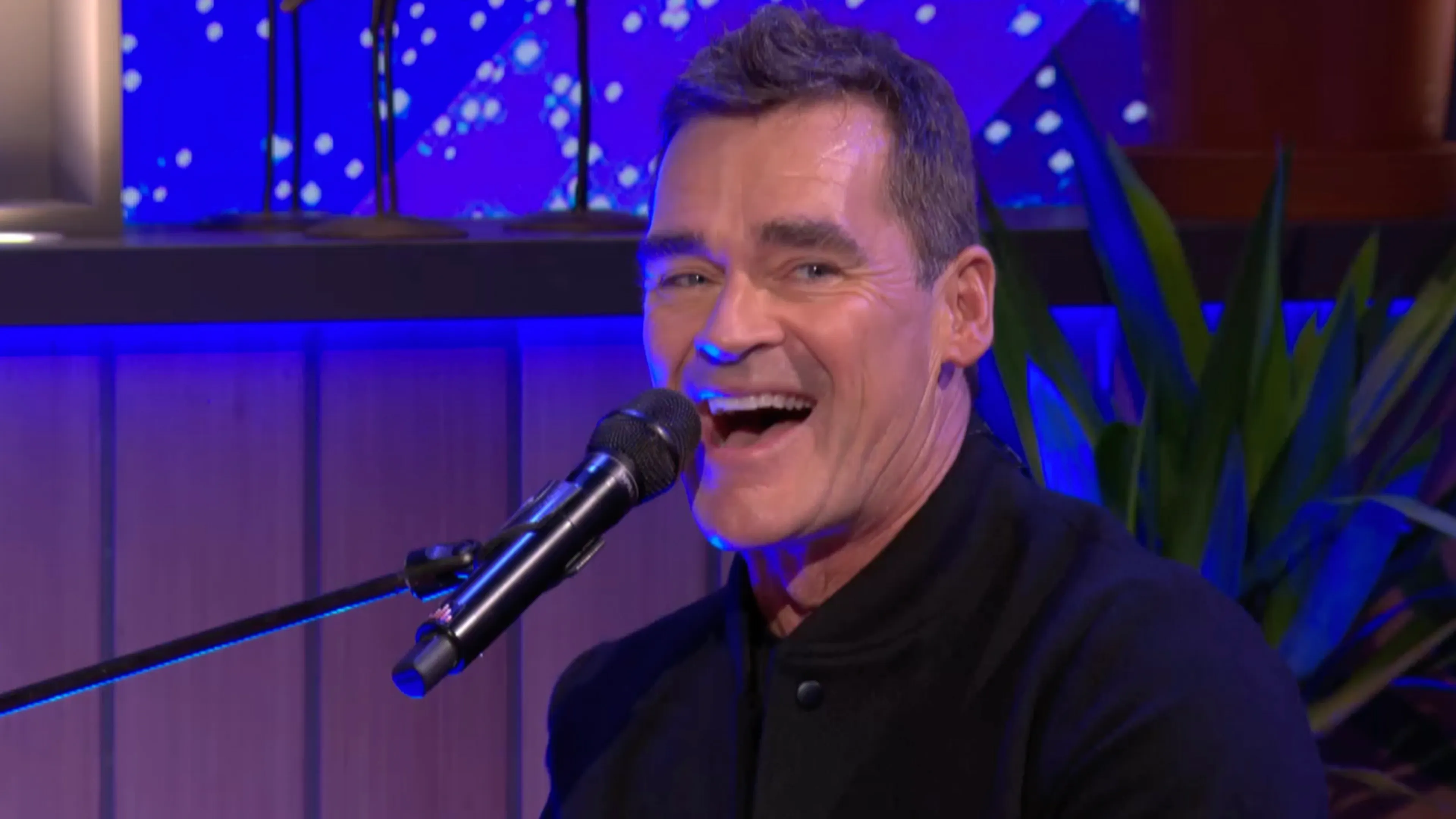 Jeroen van der Boom en Crazy Piano's spelen verzoeknummers tijdens commercial break De Oranjezondag