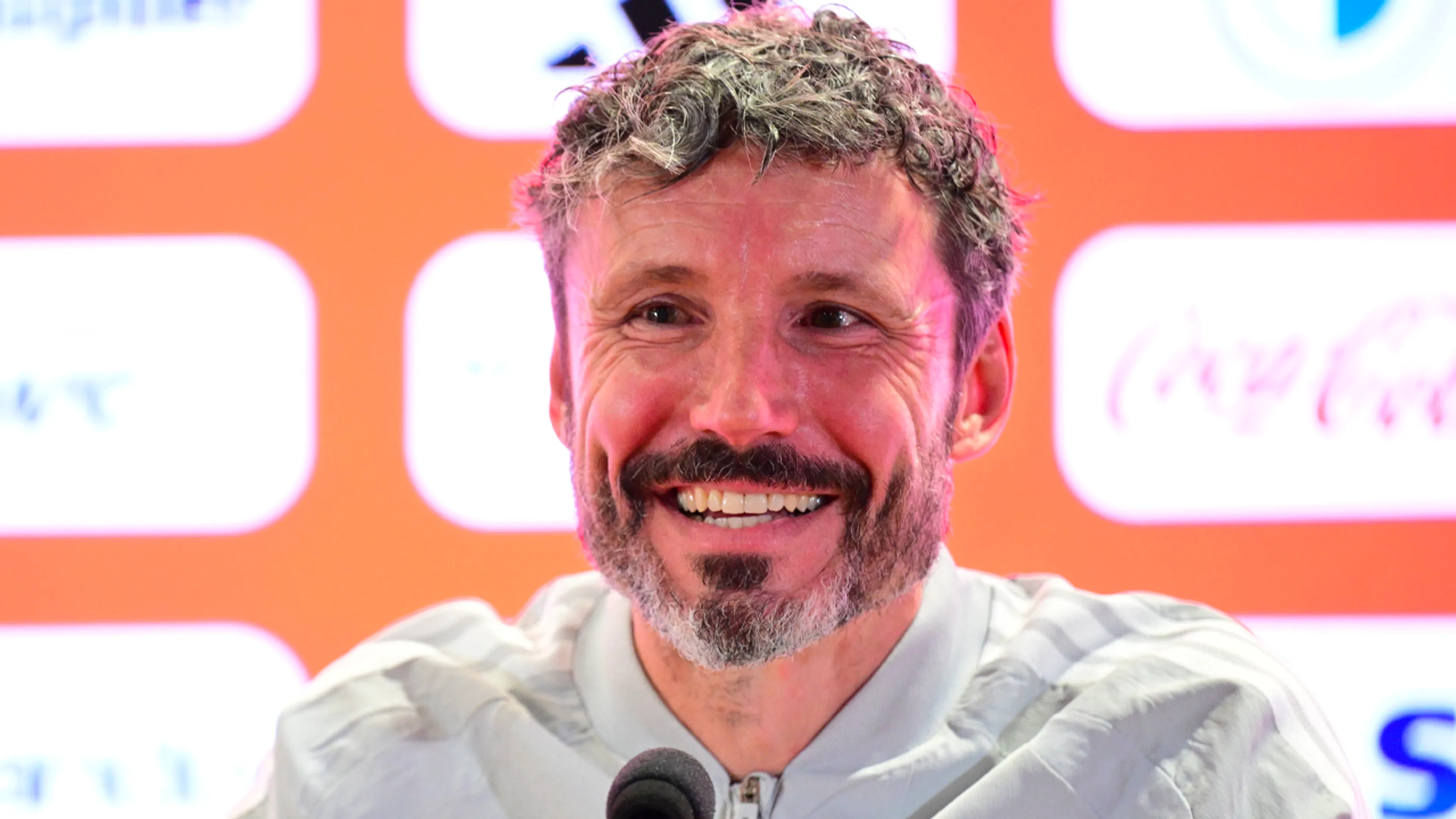Mark van Bommel trapt niet in grap van Belgische journalist
