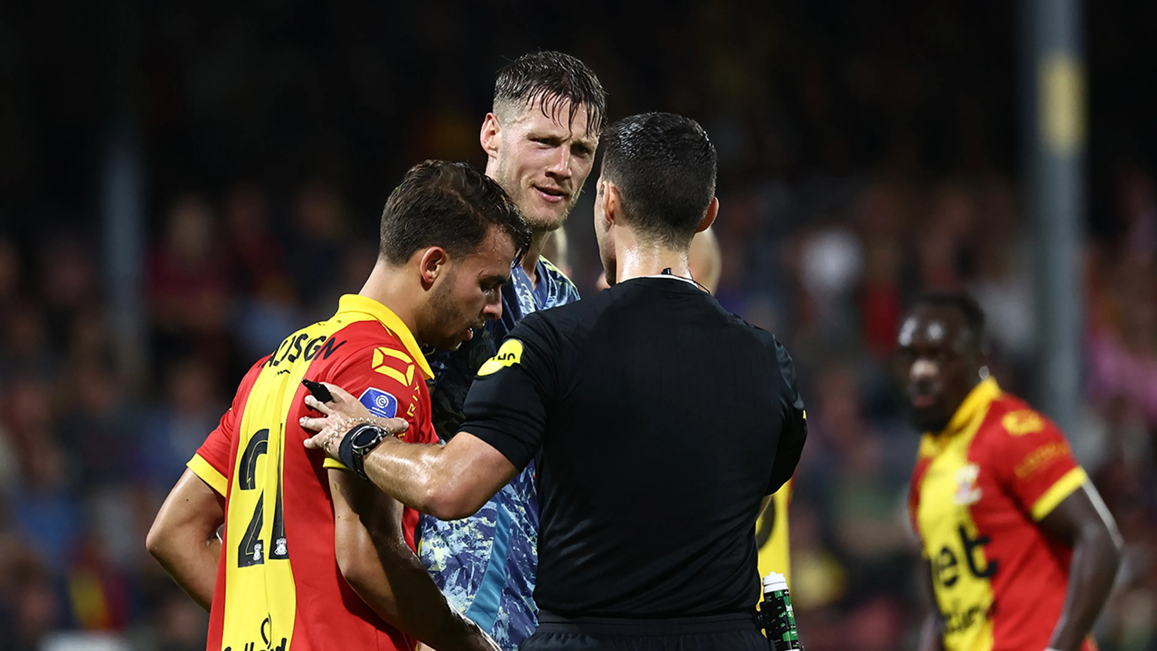 Ajax speelt met veel moeite gelijk bij Go Ahead Eagles