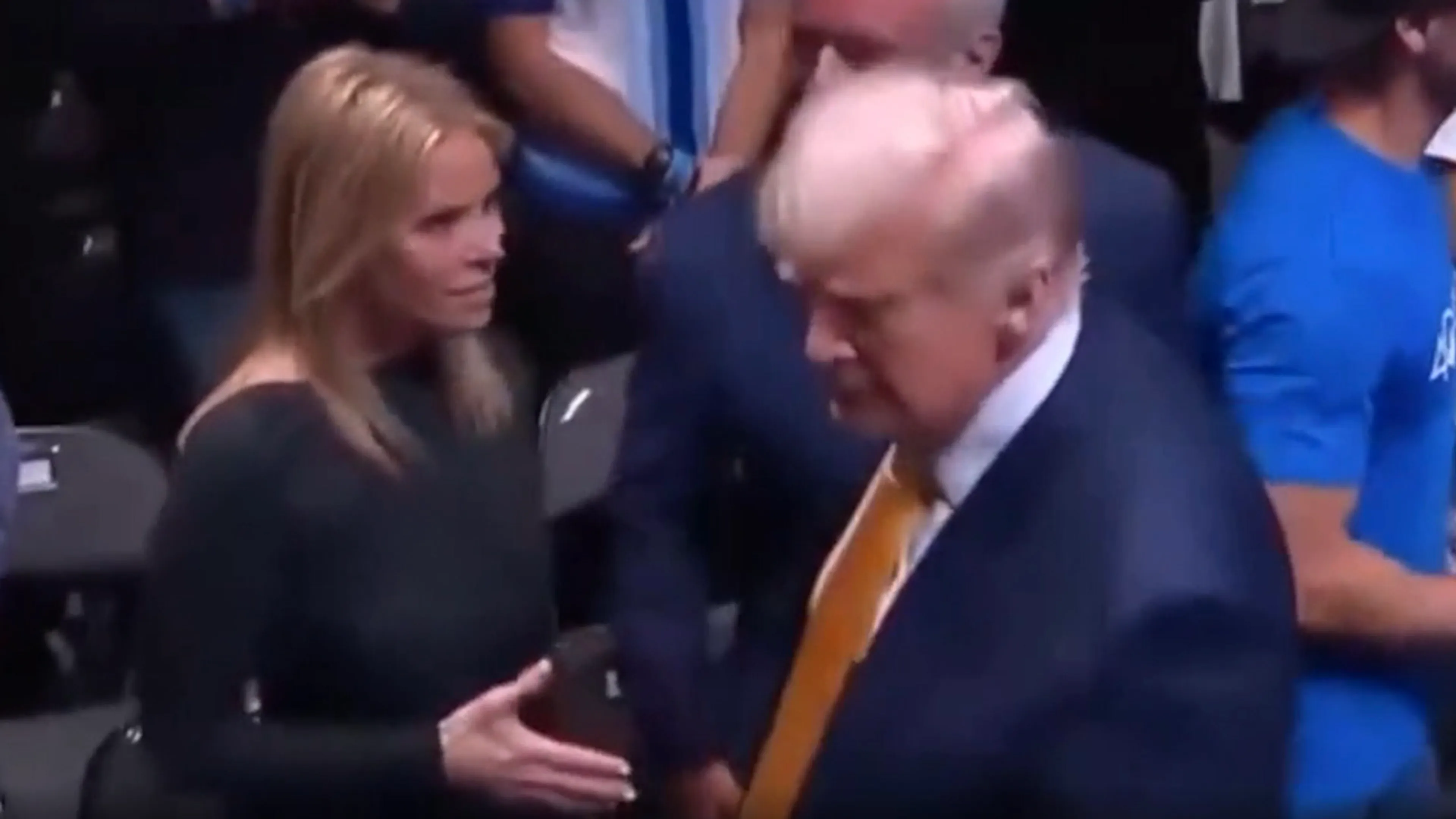 Video: Trump negeert uitgestoken hand van echtgenote van minister Kennedy bij UFC-evenement