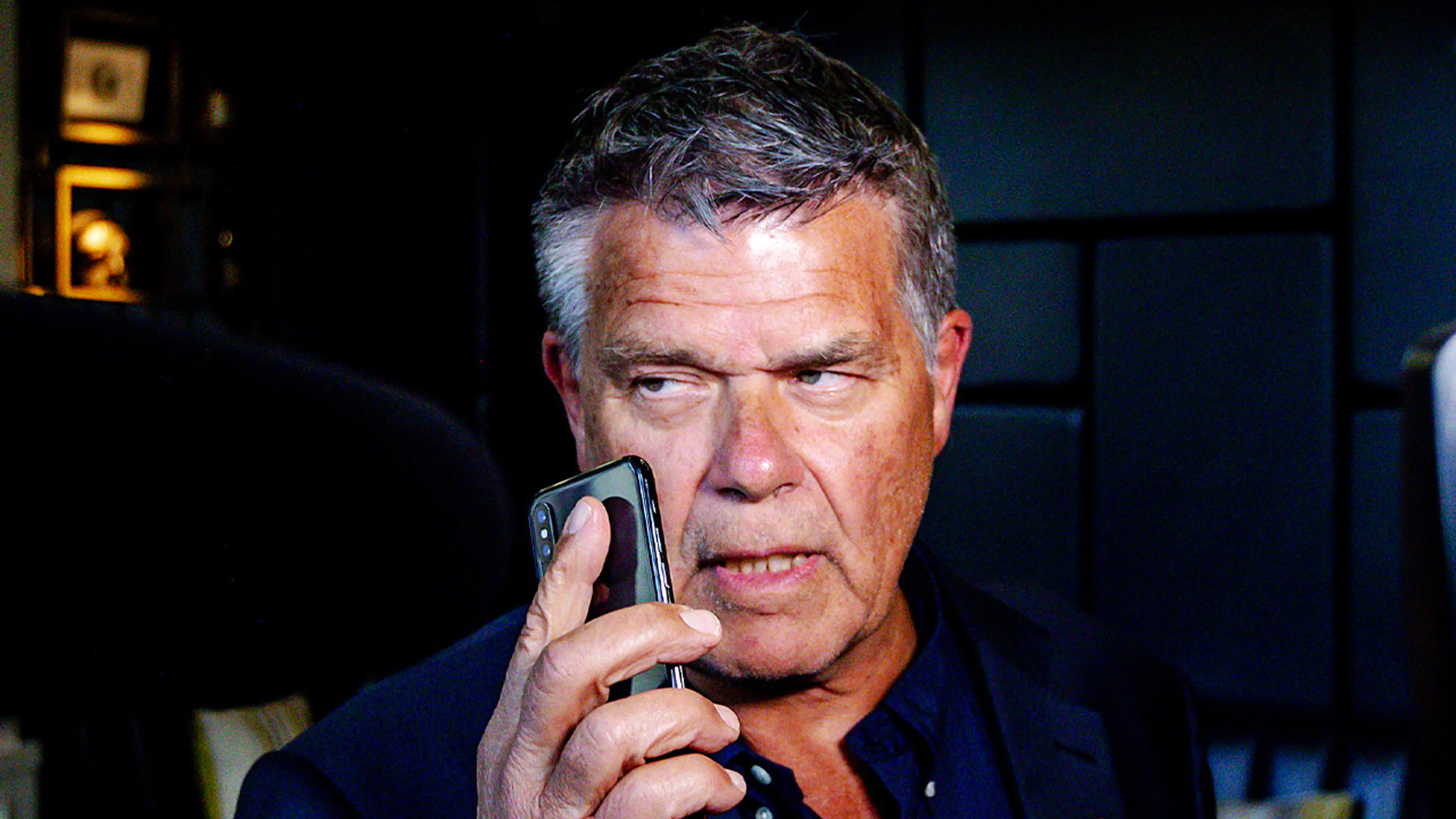 Beluister hier: is spraakbericht écht van Emile Ratelband, of is het AI?