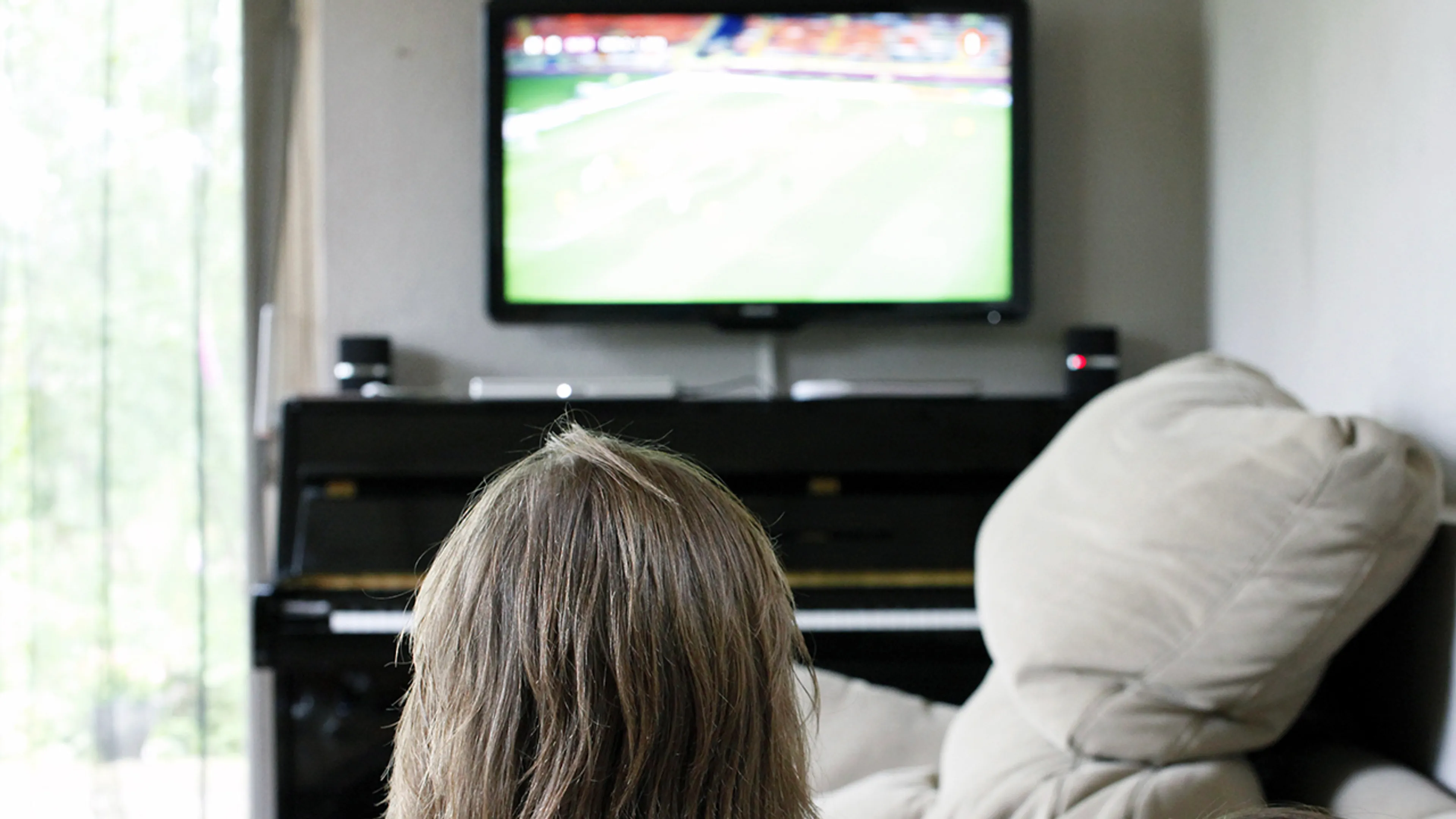 Bizar: man wil ongestoord football kijken en tapet zijn vrouw vast aan een stoel in de kelder