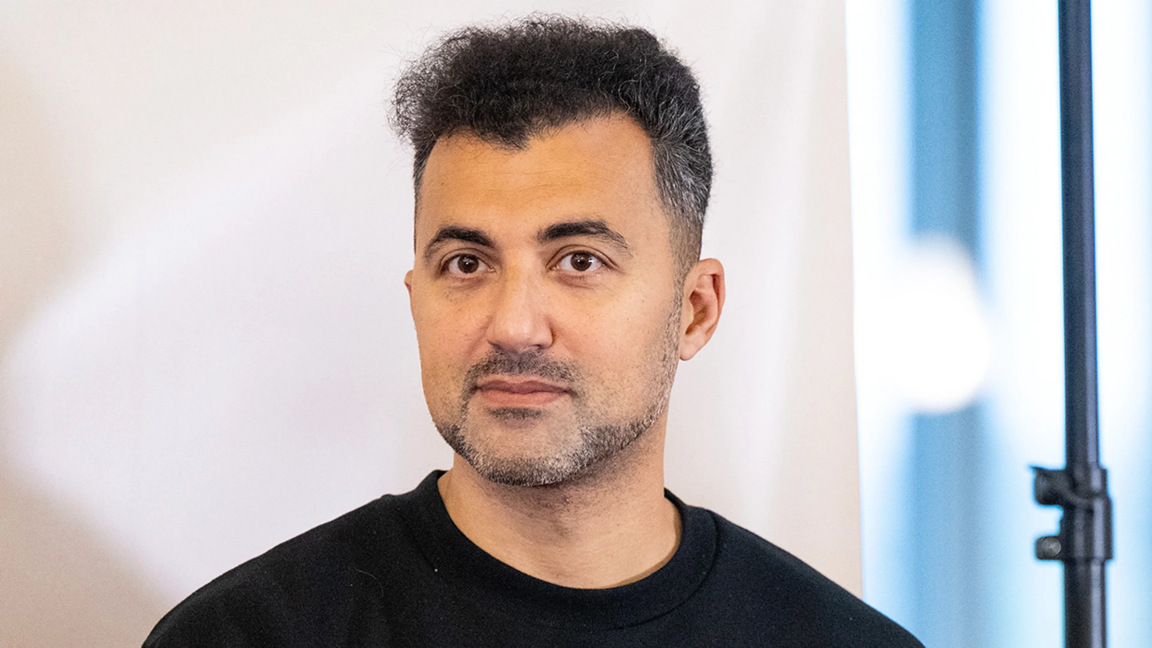 Omroep MAX stopt voorlopig met Sterren op het Doek met Özcan Akyol