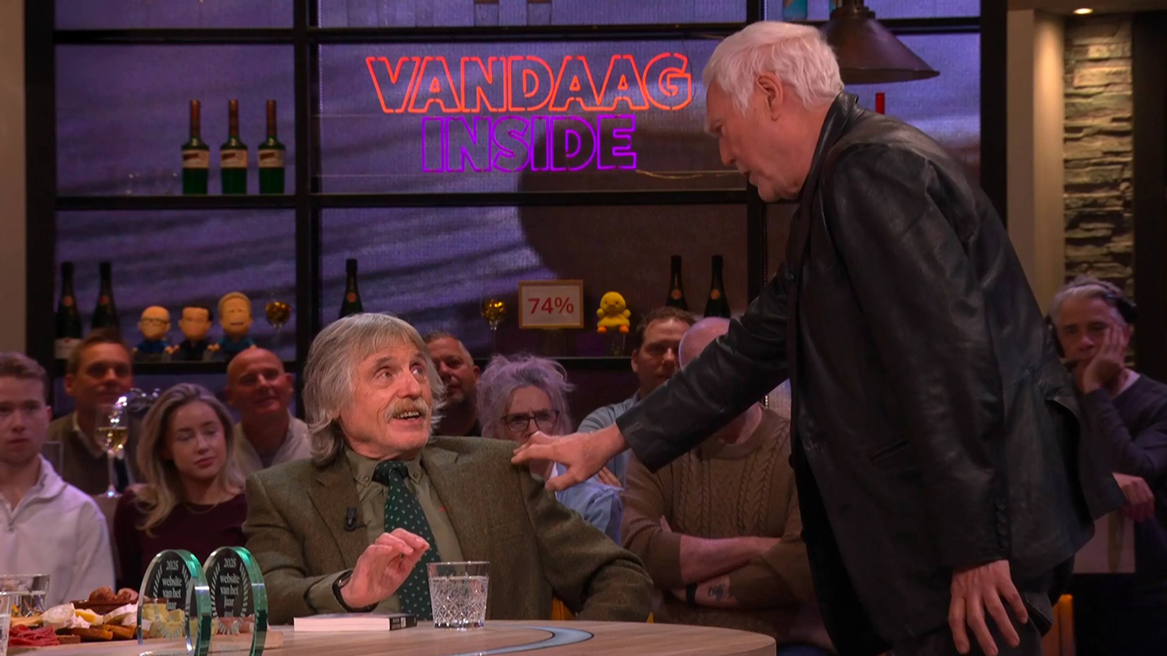 Cesar Zuiderwijk staat plotseling op en loopt naar Johan Derksen: 'Mag ik even bij je komen?'