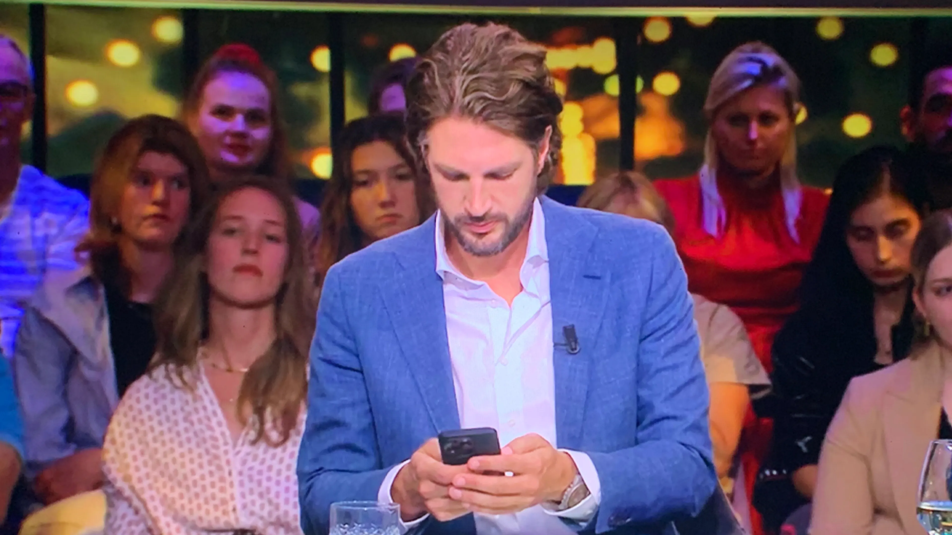 Renze doet 'Wilfred Geneetje' en zit tijdens uitzending op telefoon: 'Wat gebeurt hier?'