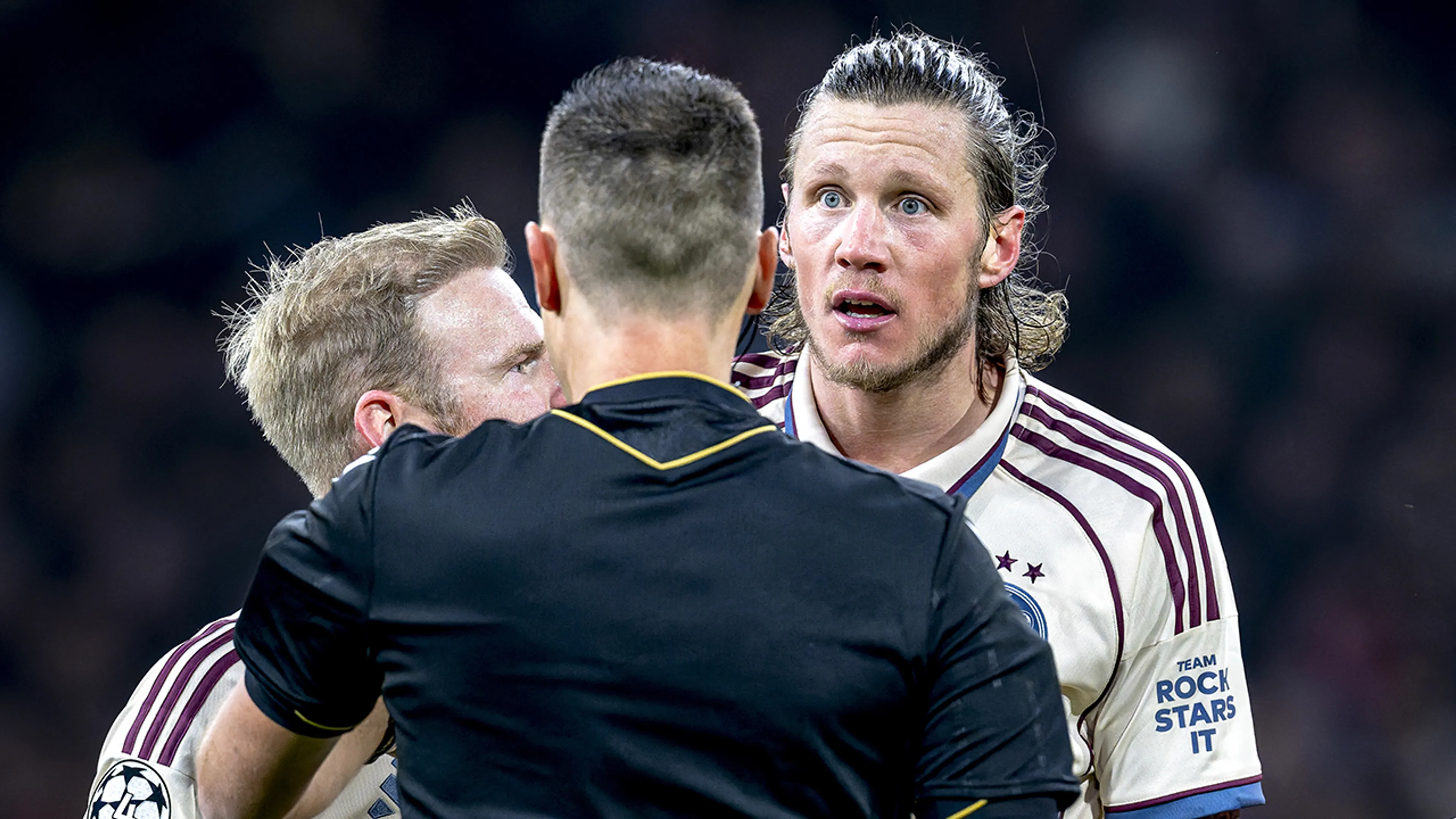 Ajax verliest in Johan Cruijff ArenA van Benfica en blijft puntloos in Champions League
