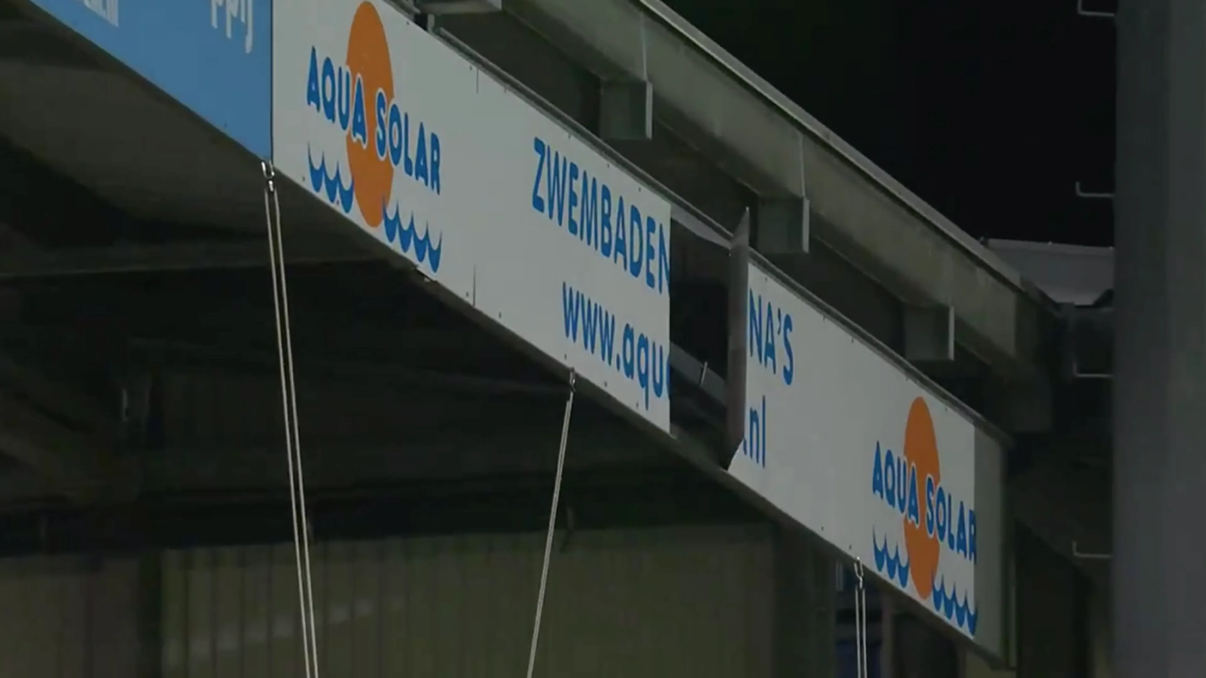 Fortuna-VVV half uur uitgesteld vanwege loshangend reclamebord