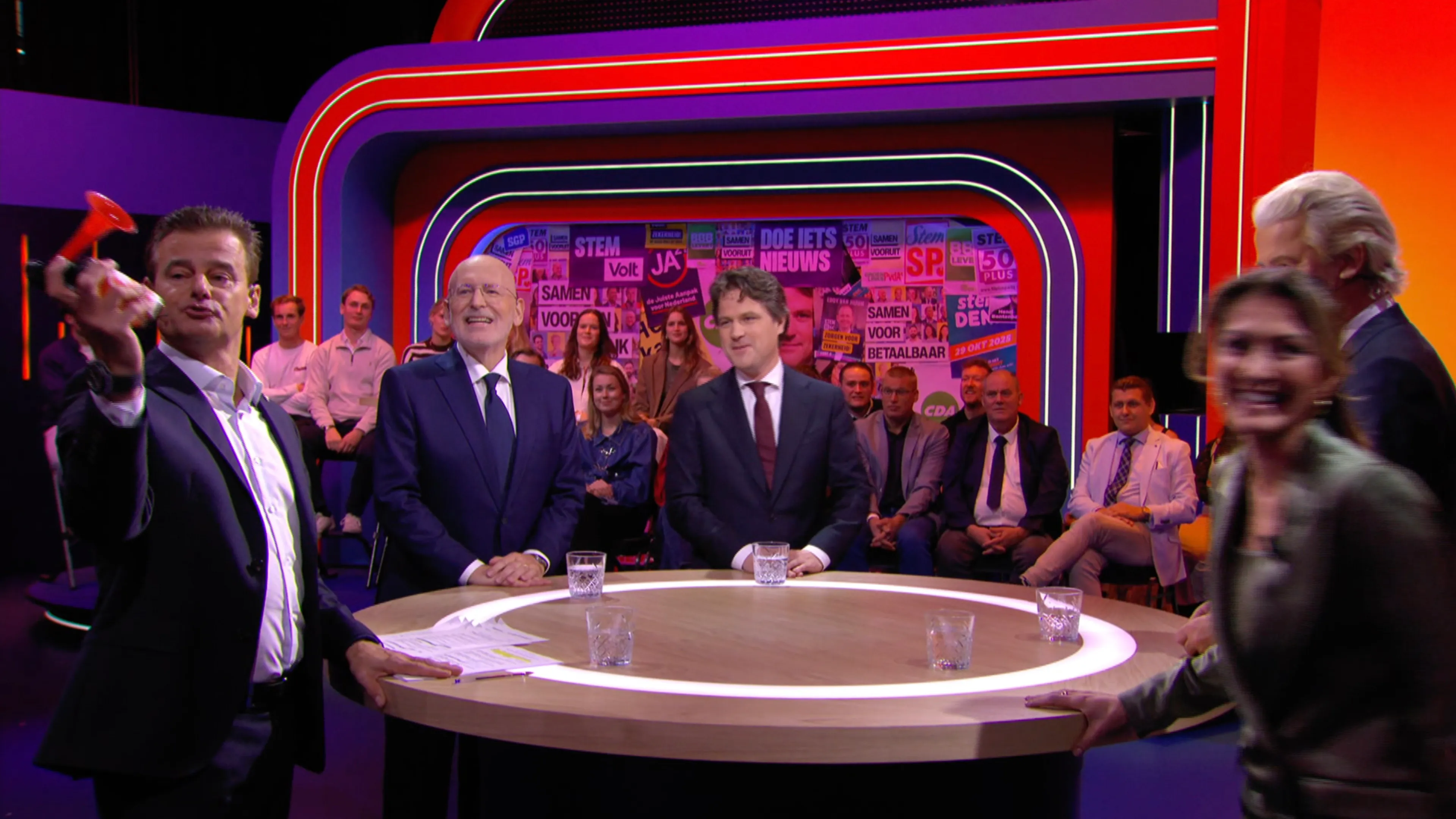 Wilfred Genee met toeter en emmer water bij Het Debat van Nederland: ‘Moet niet uit de hand lopen!’