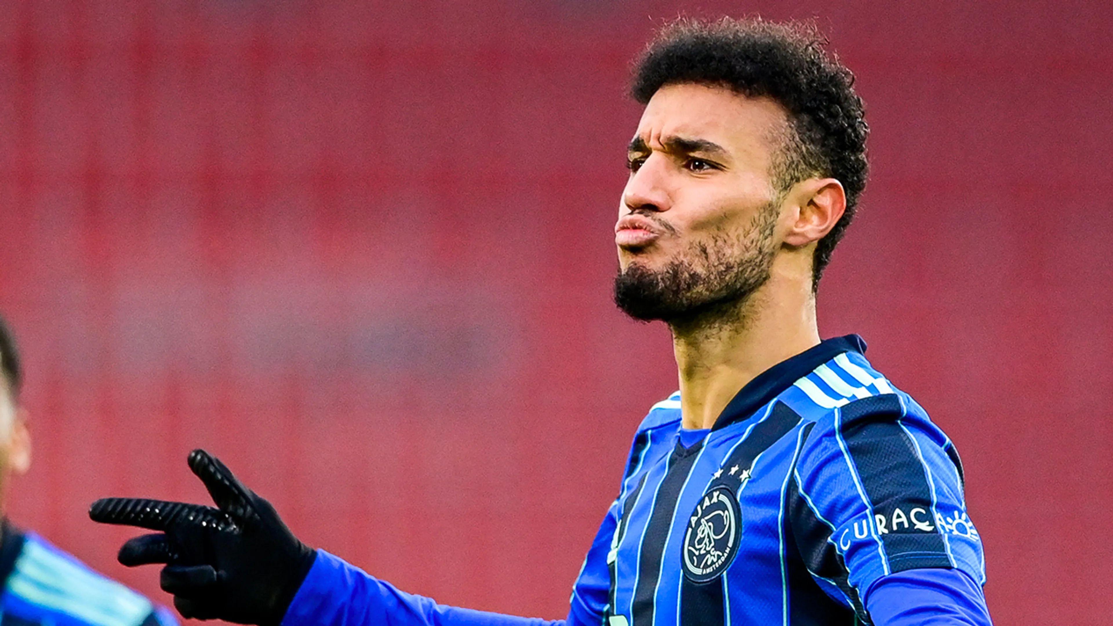 Omstreden doelpunt Mazraoui helpt Ajax aan koppositie Eredivisie