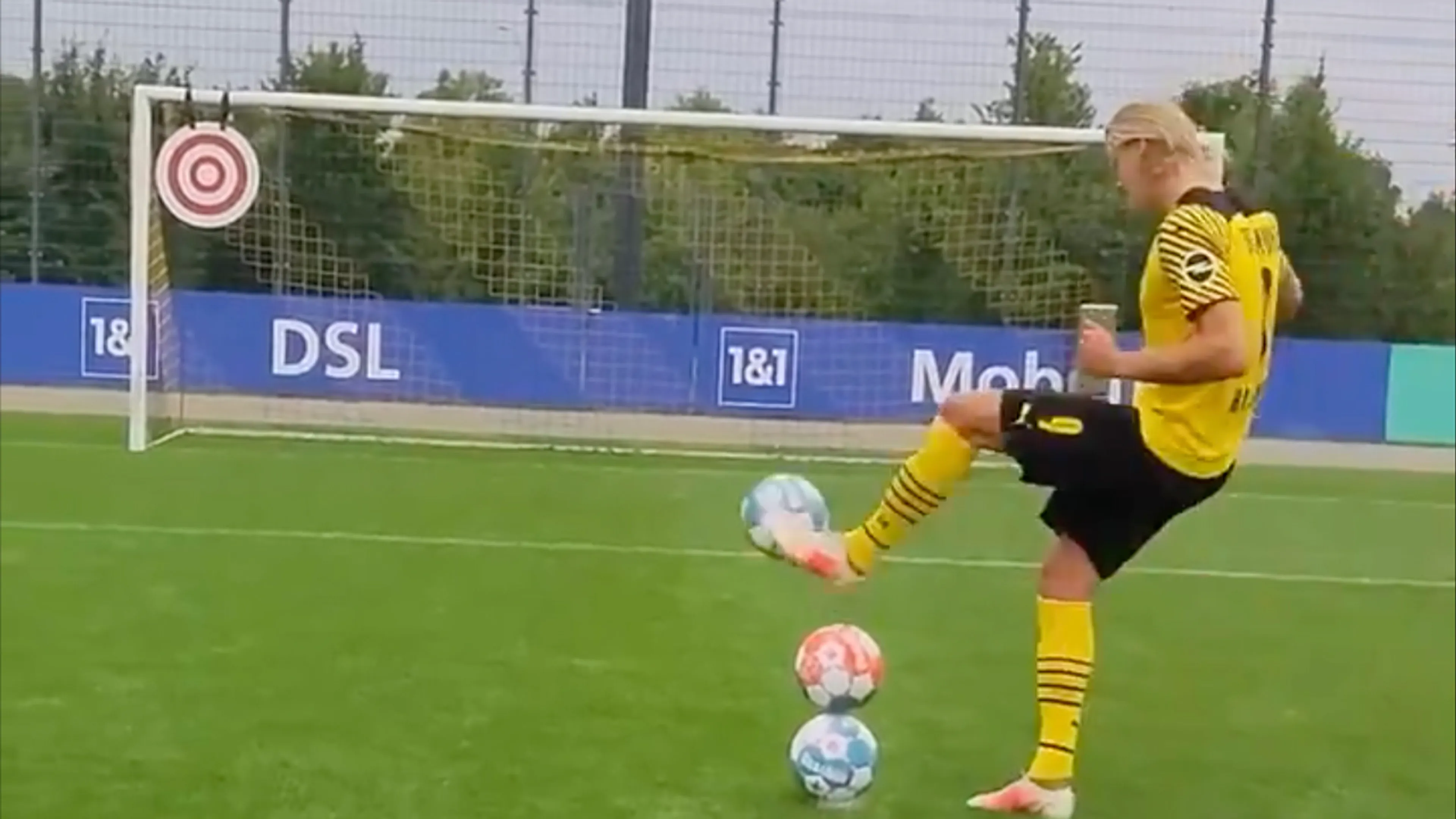 Echt of nep? Haaland legt drie ballen op elkaar en schiet ze allemaal in de roos