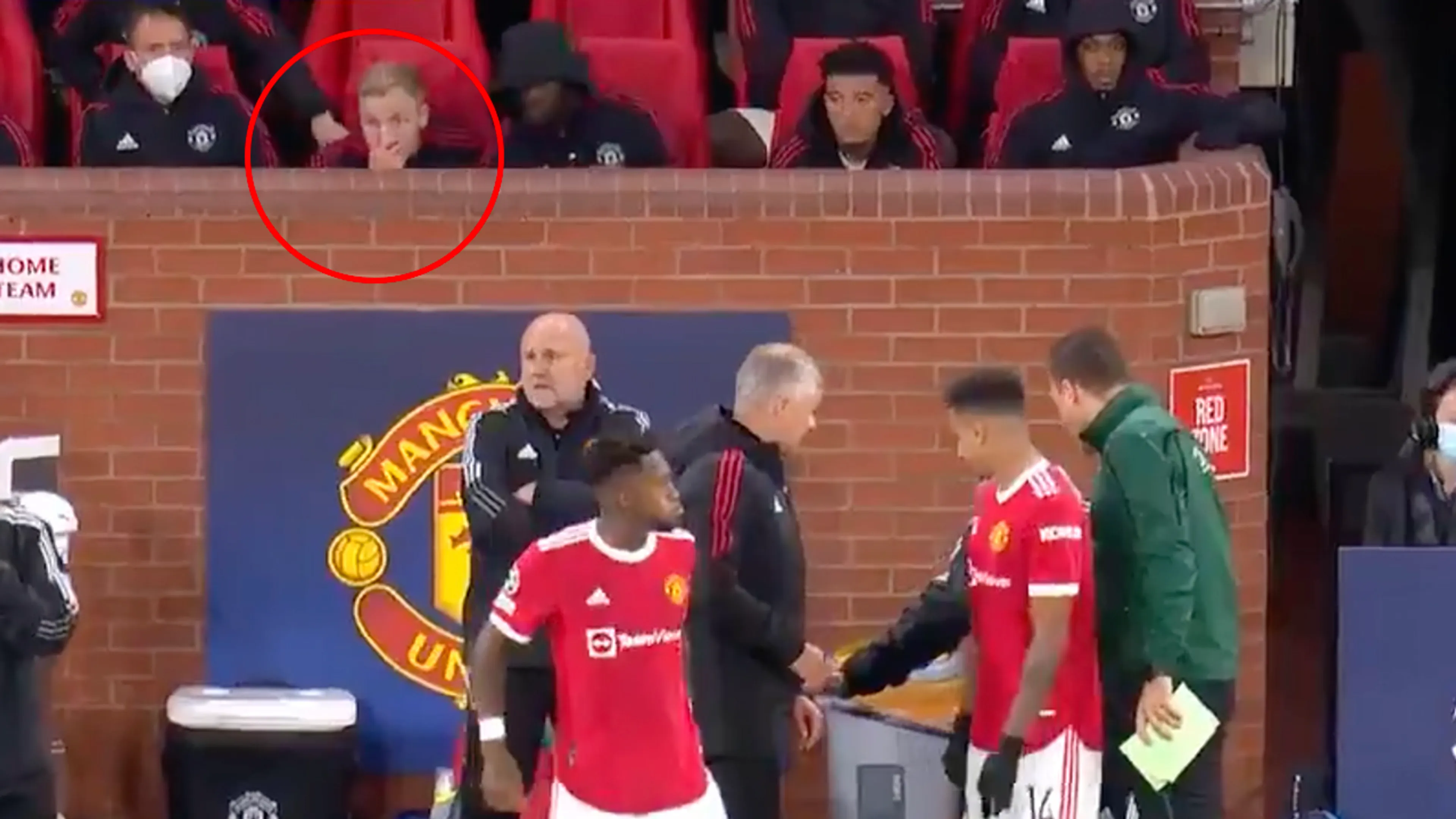 VIDEO: Van de Beek gooit uit frustratie kauwgom weg na wéér geen speeltijd